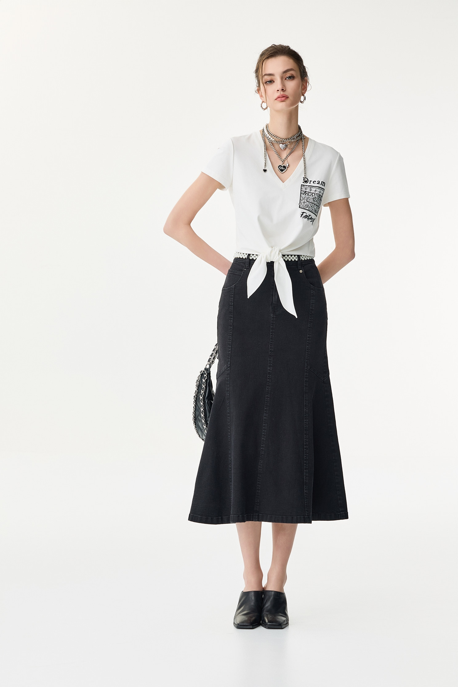 丹寧魚尾彈性中長裙丹寧魚尾彈性中長裙,丹寧,人氣商品,春夏穿搭,牛仔,牛仔裙,珍珠,約會特輯,腰帶,長裙