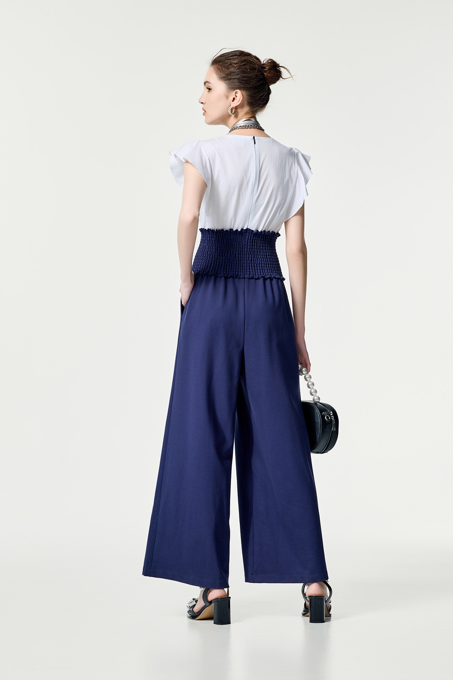 日蝕藍色配色連身長褲日蝕藍色配色連身長褲,春夏穿搭,時髦成套搭配,荷葉,連身褲,長褲