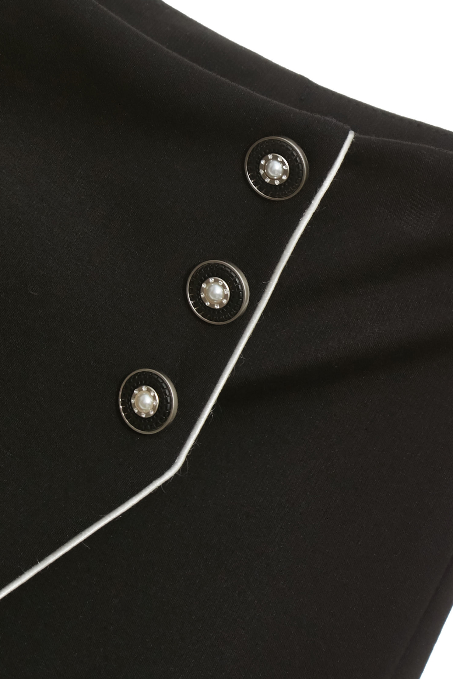 黑底白邊微裹式短褲裙黑底白邊微裹式短褲裙,上班OL穿搭,春夏穿搭,珍珠,短褲,褲裙