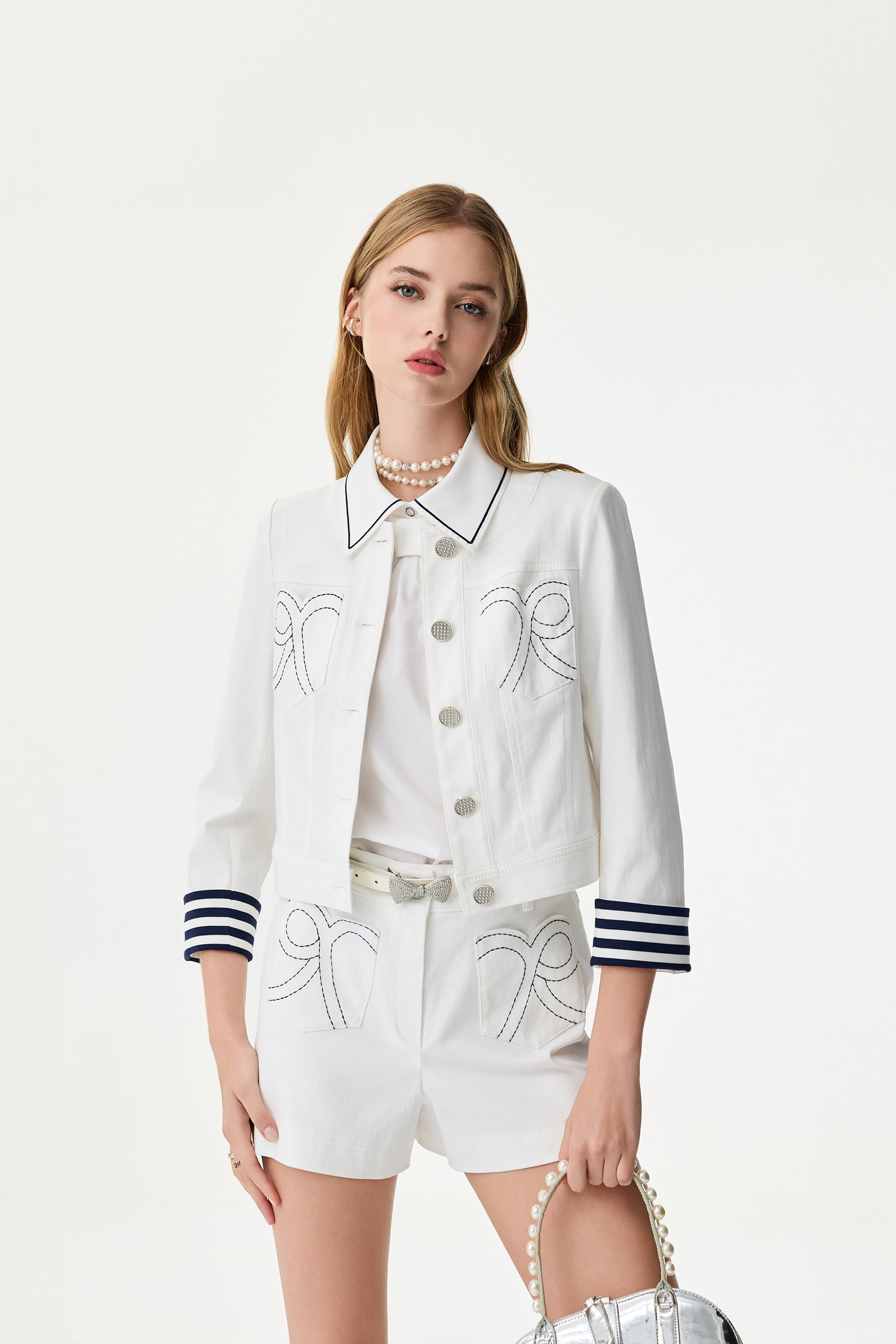 亮白色造型口袋短褲亮白色造型口袋短褲,上班OL穿搭,人氣商品,刺繡,春夏穿搭,時髦成套搭配,白色短褲,白色褲子,短褲,蝴蝶結