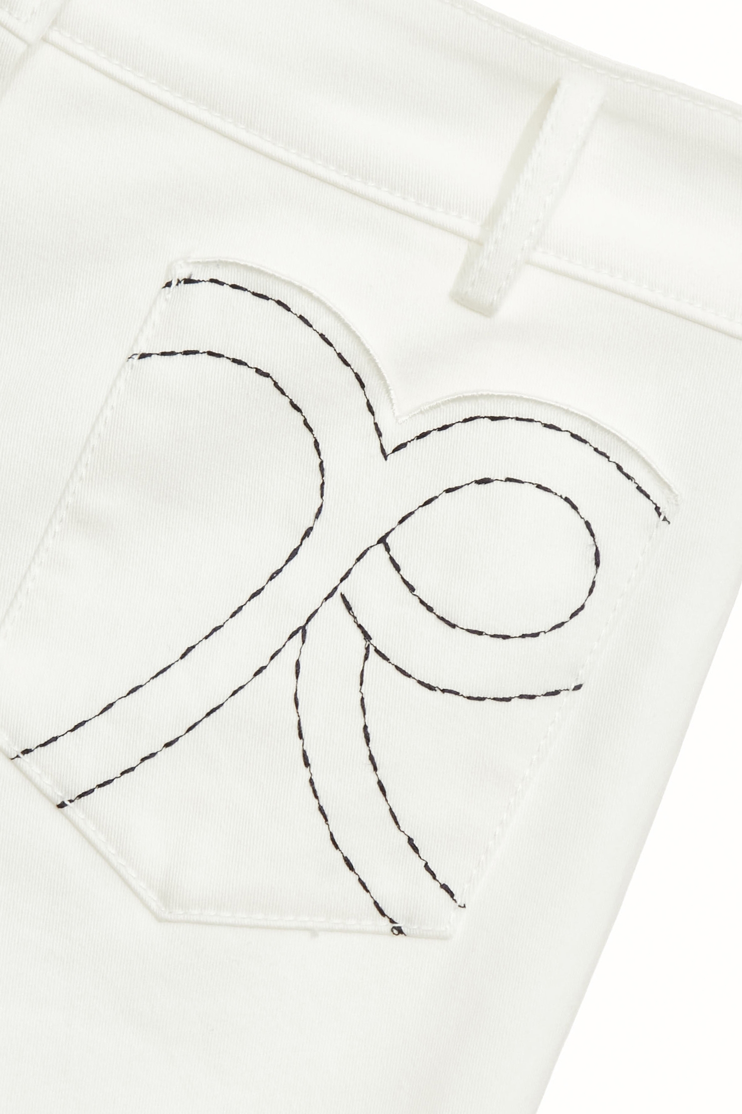 亮白色造型口袋短褲亮白色造型口袋短褲,上班OL穿搭,人氣商品,刺繡,春夏穿搭,時髦成套搭配,白色短褲,白色褲子,短褲,蝴蝶結