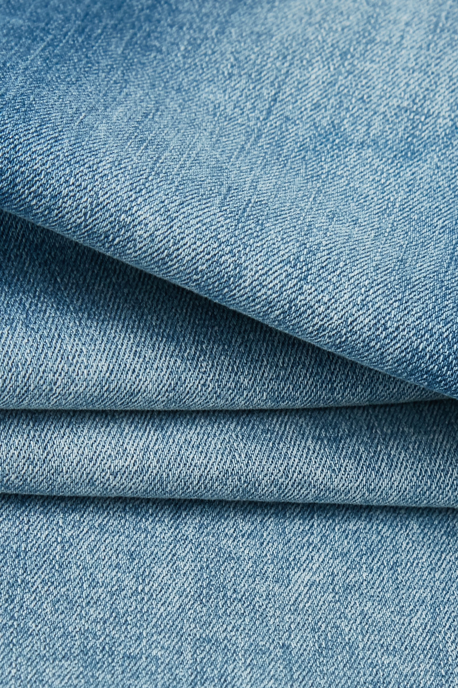 漸層淡白水洗牛仔褲漸層淡白水洗牛仔褲,丹寧,春夏穿搭,牛仔,牛仔褲,約會特輯