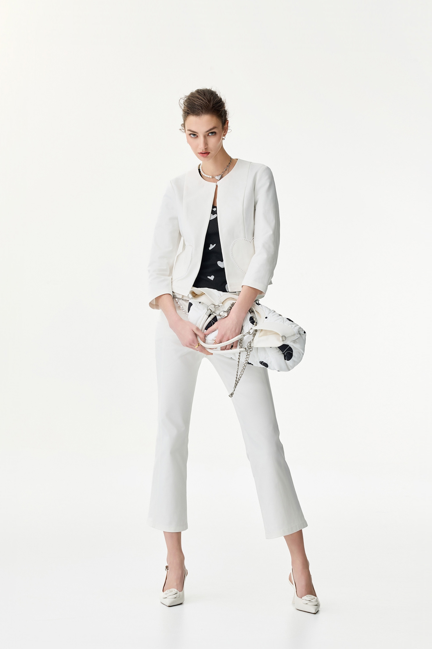 愛心口袋繡花八分喇叭褲愛心口袋繡花八分喇叭褲,上班OL穿搭,喇叭褲,春夏穿搭,白色褲子,窄管褲,繡花,褲子