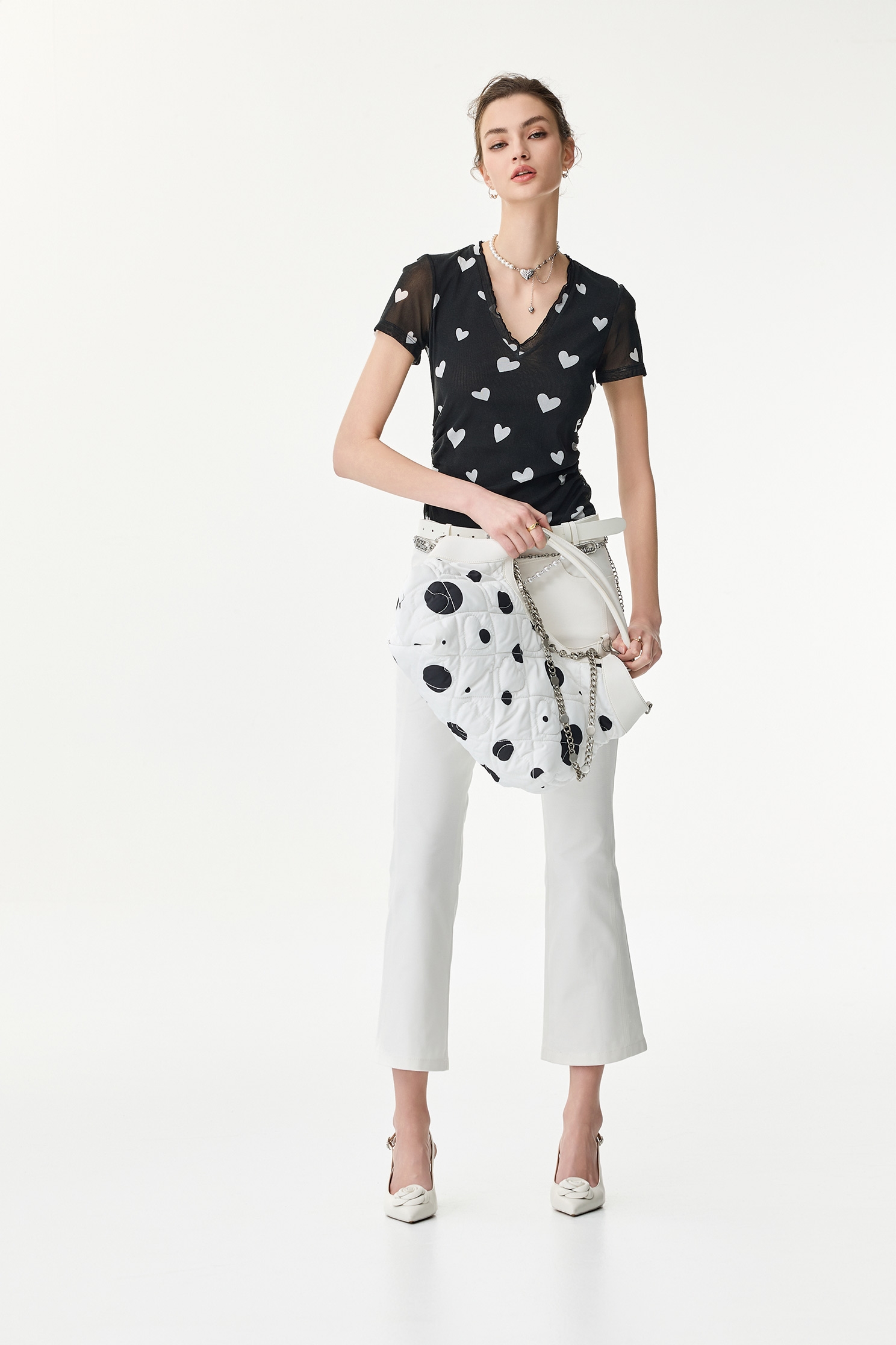 愛心口袋繡花八分喇叭褲愛心口袋繡花八分喇叭褲,上班OL穿搭,喇叭褲,春夏穿搭,白色褲子,窄管褲,繡花,褲子