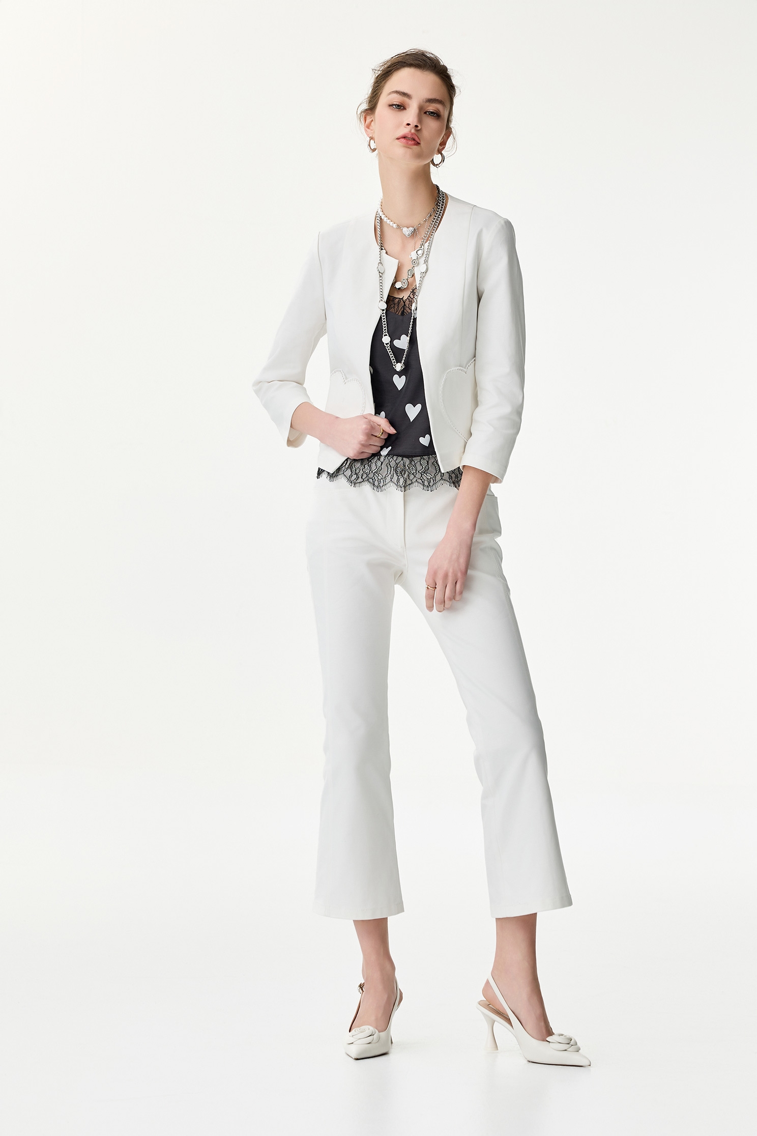 愛心口袋繡花八分喇叭褲愛心口袋繡花八分喇叭褲,上班OL穿搭,喇叭褲,春夏穿搭,白色褲子,窄管褲,繡花,褲子