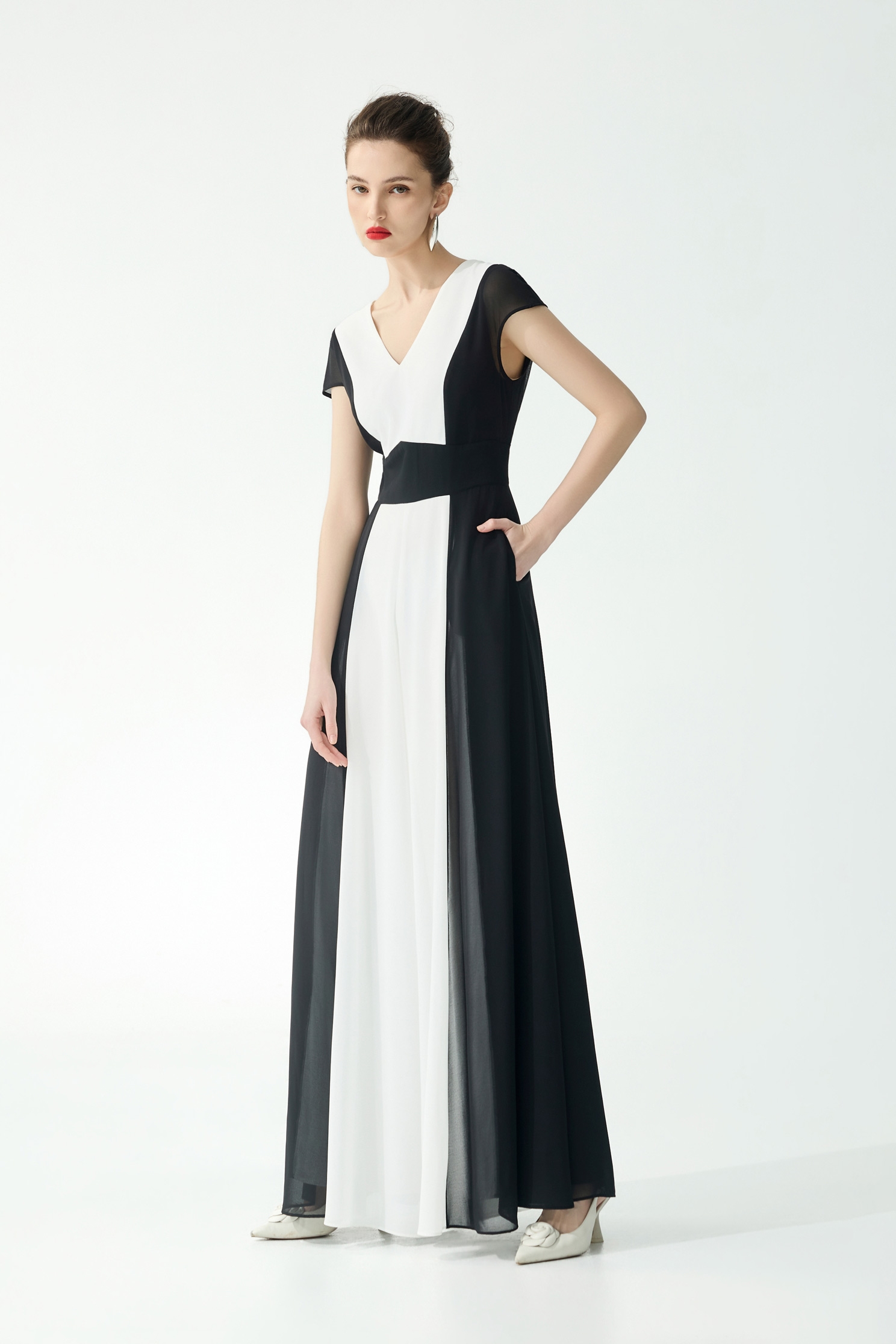 黑白配色顯瘦連身大寬褲黑白配色顯瘦連身大寬褲,春夏穿搭,褲子,連身褲,雪紡,黑色褲子