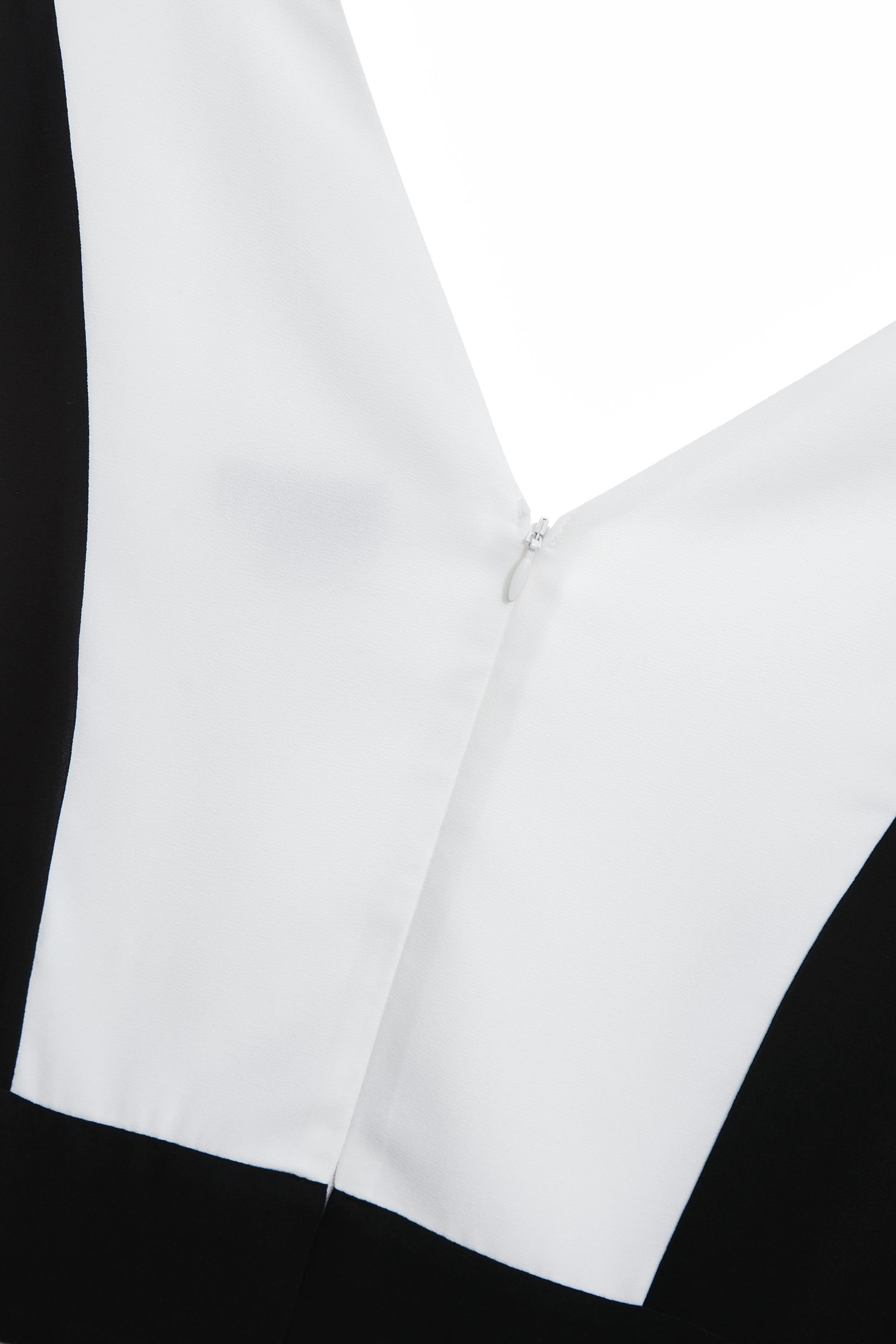 黑白配色顯瘦連身大寬褲黑白配色顯瘦連身大寬褲,春夏穿搭,褲子,連身褲,雪紡,黑色褲子