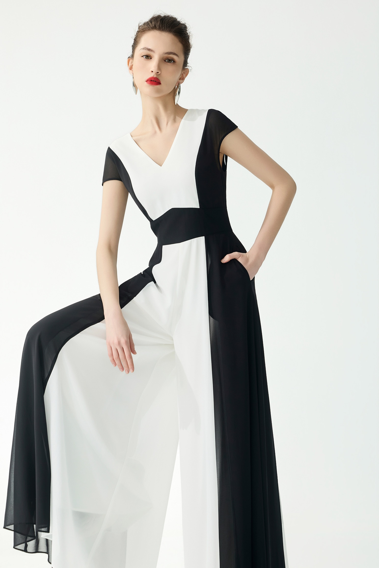 黑白配色顯瘦連身大寬褲黑白配色顯瘦連身大寬褲,春夏穿搭,褲子,連身褲,雪紡,黑色褲子