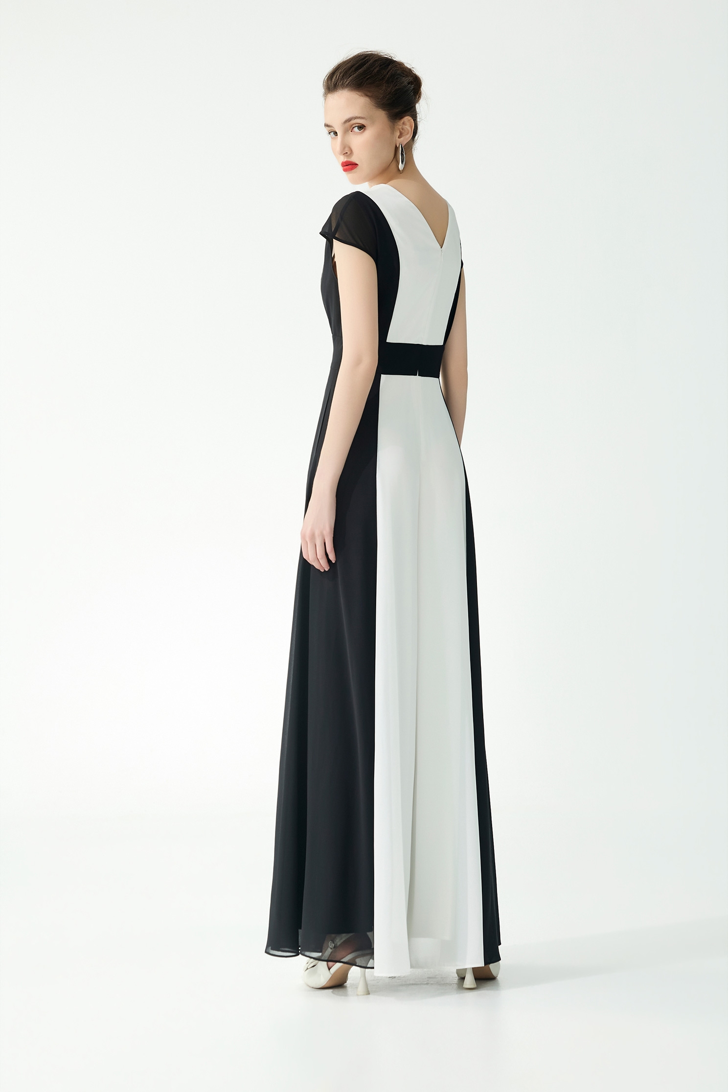 黑白配色顯瘦連身大寬褲黑白配色顯瘦連身大寬褲,春夏穿搭,褲子,連身褲,雪紡,黑色褲子