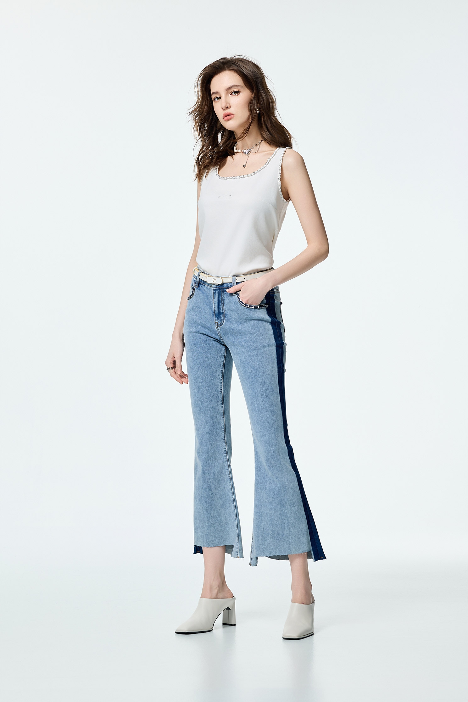 側邊撞色鏈條牛仔褲側邊撞色鏈條牛仔褲,上班OL穿搭,丹寧,人氣商品,春夏穿搭,牛仔,牛仔褲,約會特輯,輕奢度假,輕奢渡假