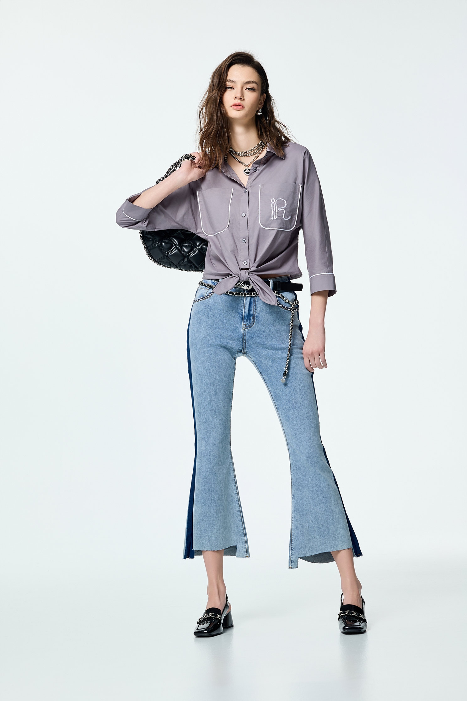 側邊撞色鏈條牛仔褲側邊撞色鏈條牛仔褲,上班OL穿搭,丹寧,人氣商品,春夏穿搭,牛仔,牛仔褲,約會特輯,輕奢度假,輕奢渡假