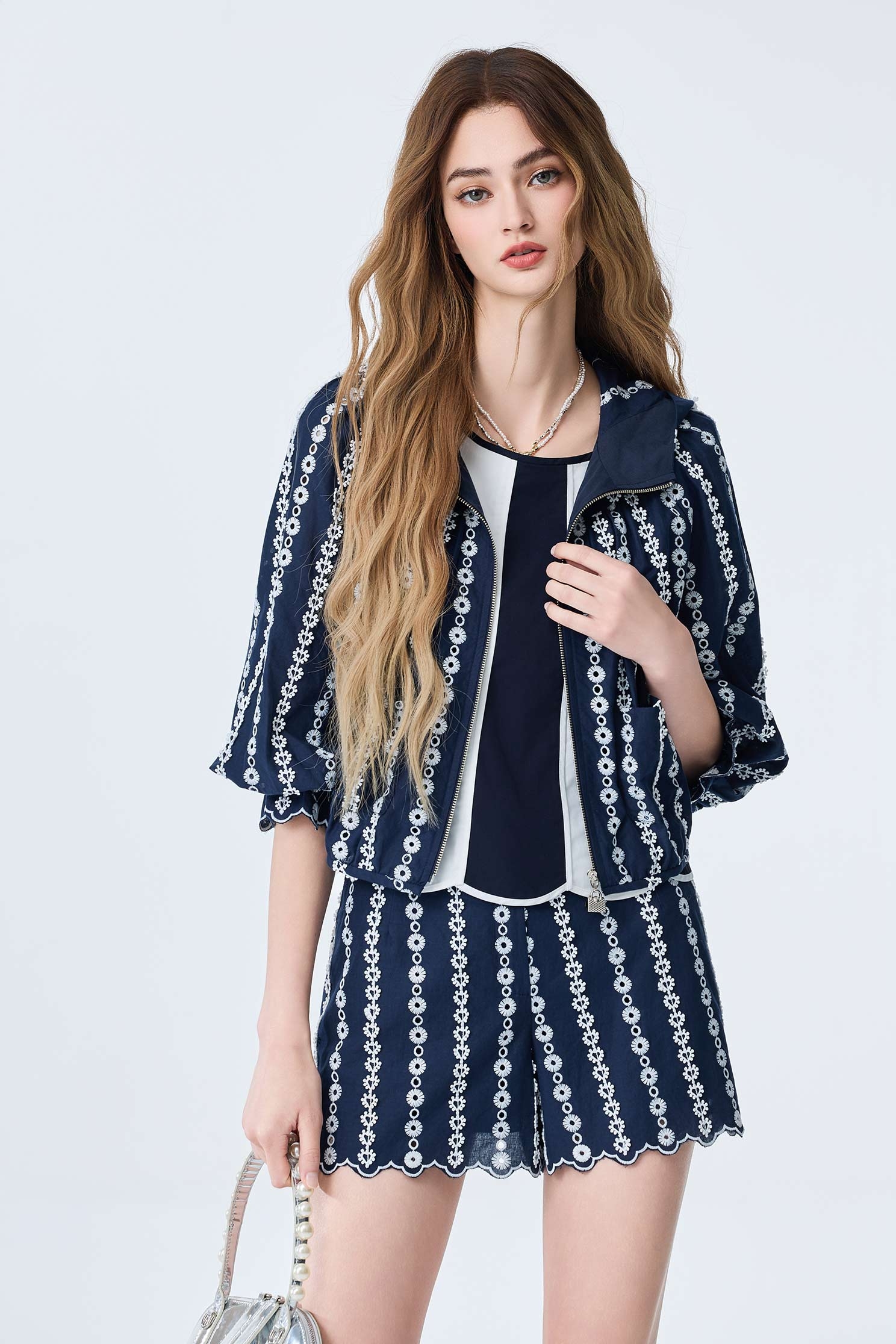 海洋洞穴色蕾絲短褲海洋洞穴色蕾絲短褲,刺繡,春夏穿搭,時髦成套搭配,珍珠,短褲,蕾絲