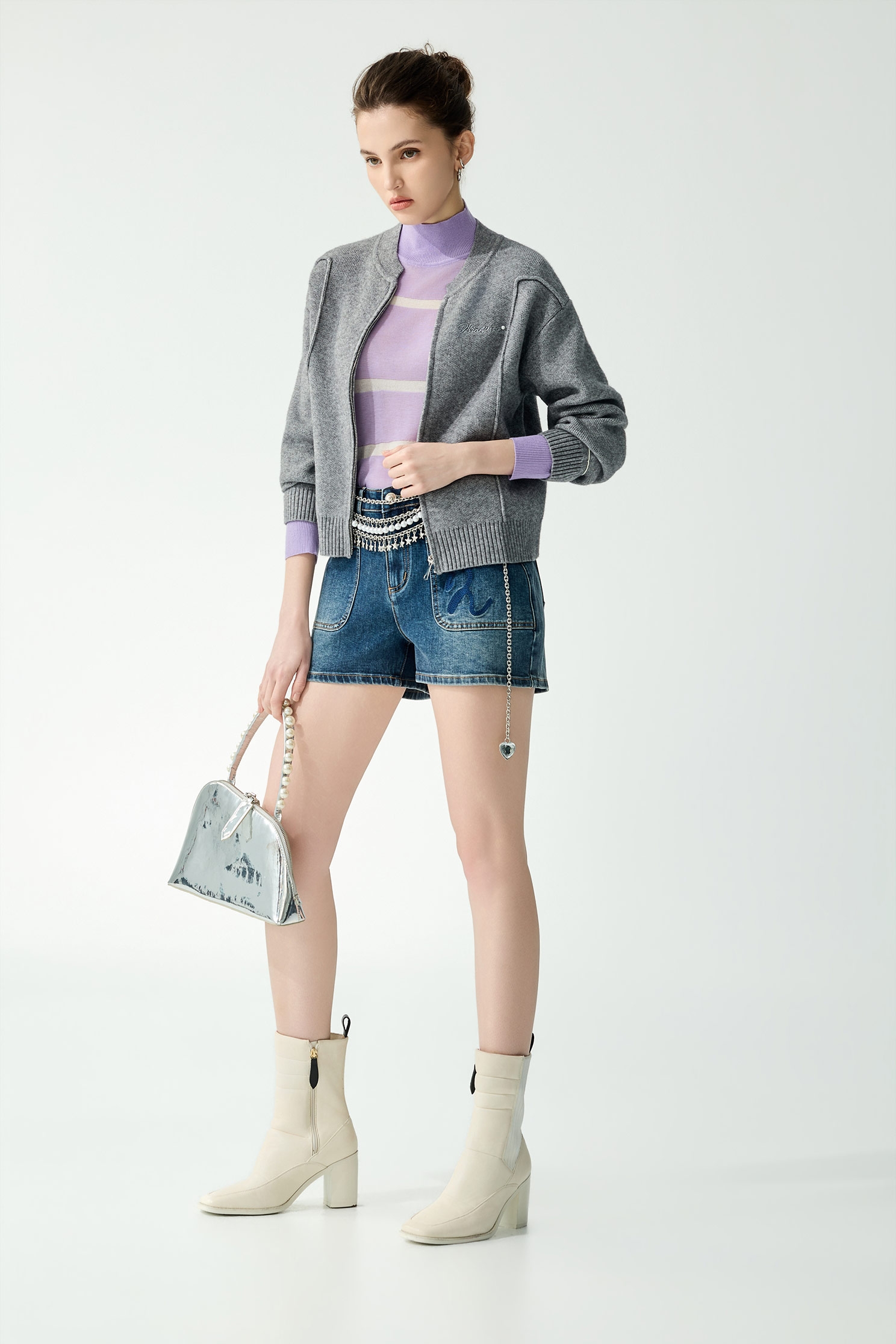 鎖鏈繡Ｒ字牛仔短褲鎖鏈繡Ｒ字牛仔短褲,丹寧,人氣商品,春夏穿搭,牛仔,牛仔褲,約會特輯,褲子,輕奢度假,輕奢渡假