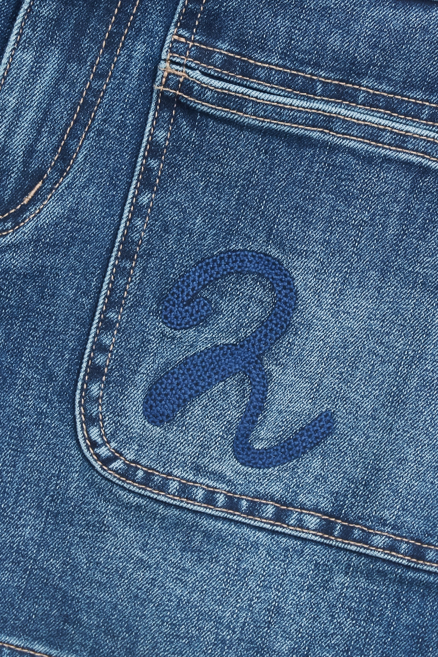 鎖鏈繡Ｒ字牛仔短褲鎖鏈繡Ｒ字牛仔短褲,丹寧,人氣商品,春夏穿搭,牛仔,牛仔褲,約會特輯,褲子,輕奢度假,輕奢渡假