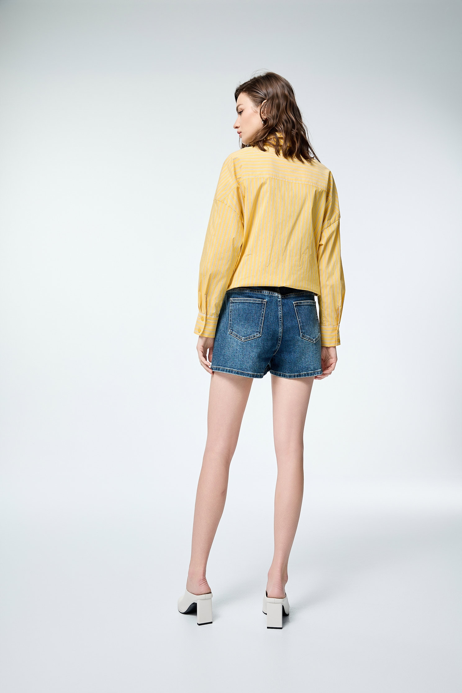 鎖鏈繡Ｒ字牛仔短褲鎖鏈繡Ｒ字牛仔短褲,丹寧,人氣商品,春夏穿搭,牛仔,牛仔褲,約會特輯,褲子,輕奢度假,輕奢渡假