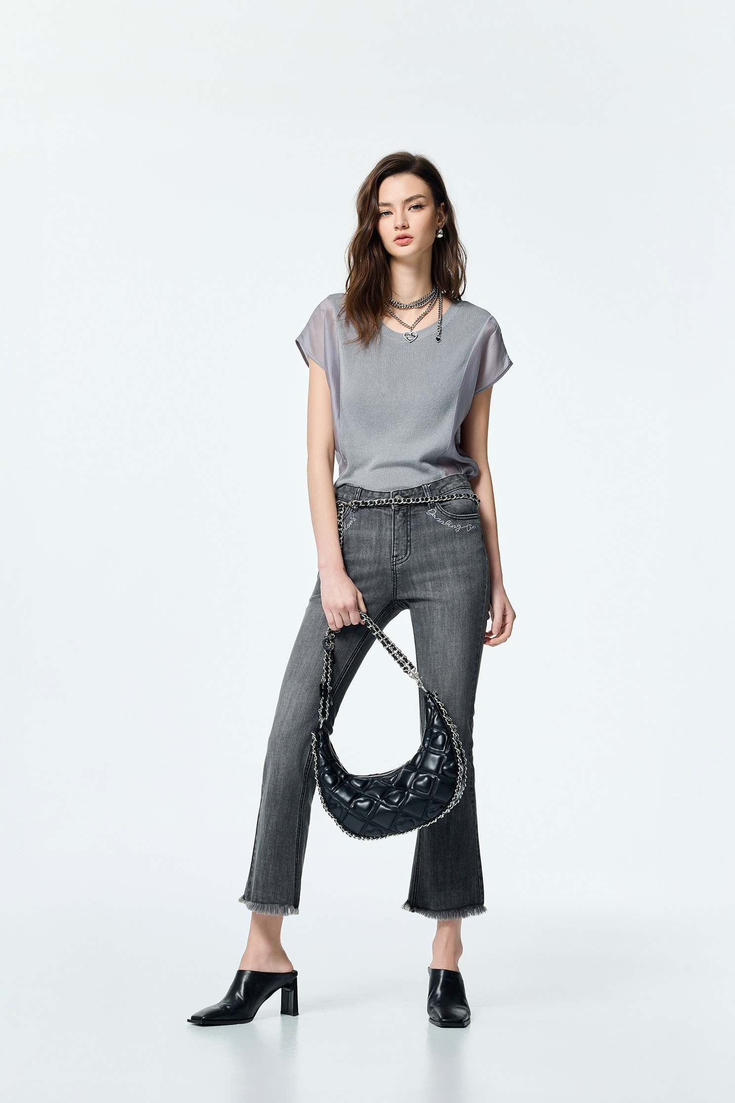 丁香灰繡字牛仔長褲丁香灰繡字牛仔長褲,丹寧,人氣商品,春夏穿搭,牛仔,牛仔褲,牛仔長褲,約會特輯,繡花,長褲