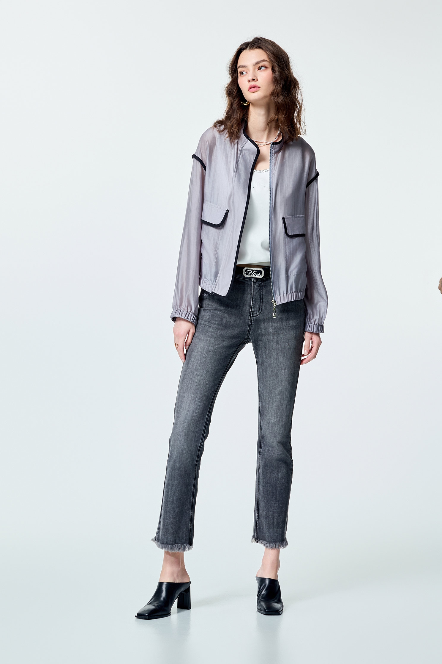 丁香灰繡字牛仔長褲丁香灰繡字牛仔長褲,丹寧,人氣商品,春夏穿搭,牛仔,牛仔褲,牛仔長褲,約會特輯,繡花,長褲