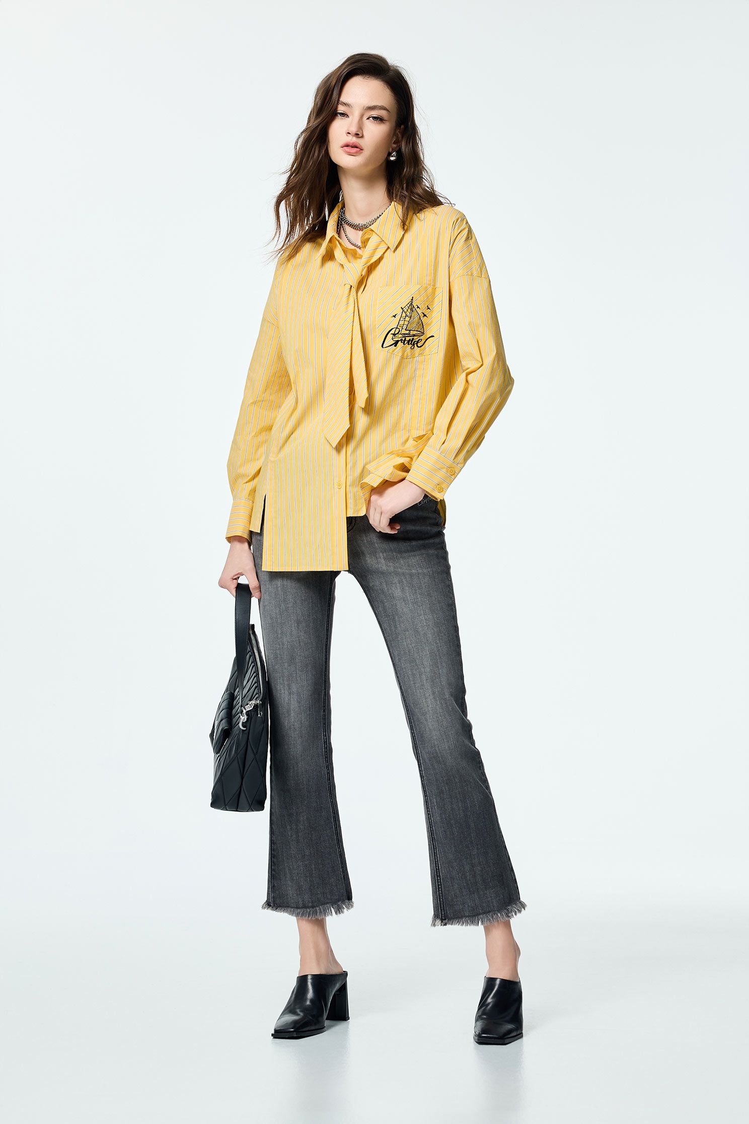 丁香灰繡字牛仔長褲丁香灰繡字牛仔長褲,丹寧,人氣商品,春夏穿搭,牛仔,牛仔褲,牛仔長褲,約會特輯,繡花,長褲