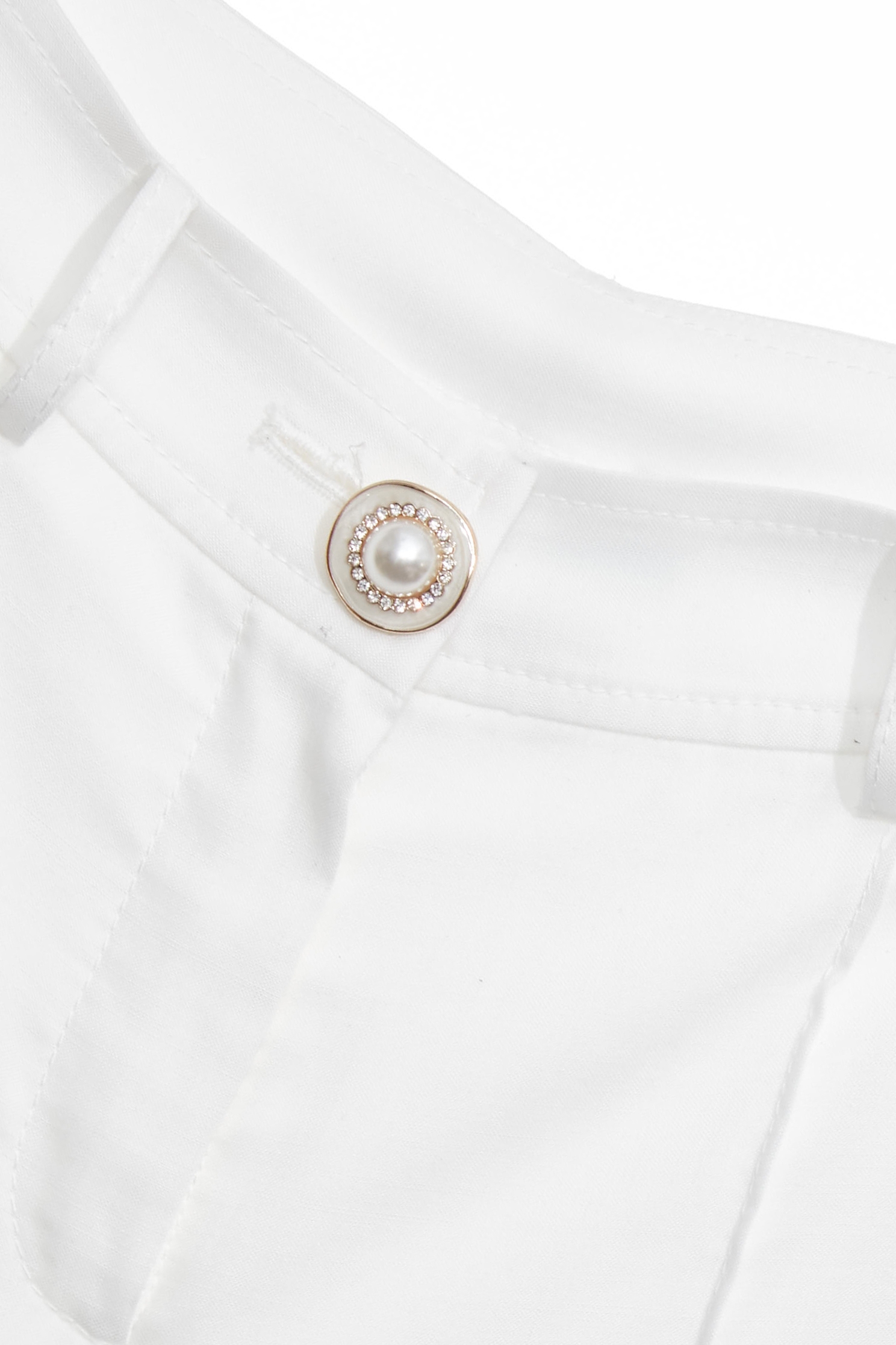 珍珠金屬釦飾棉麻大寬褲珍珠金屬釦飾棉麻大寬褲,上班OL穿搭,寬褲,春夏穿搭,時髦成套搭配,珍珠,白色褲子,褲子,輕奢度假,輕奢渡假,長褲