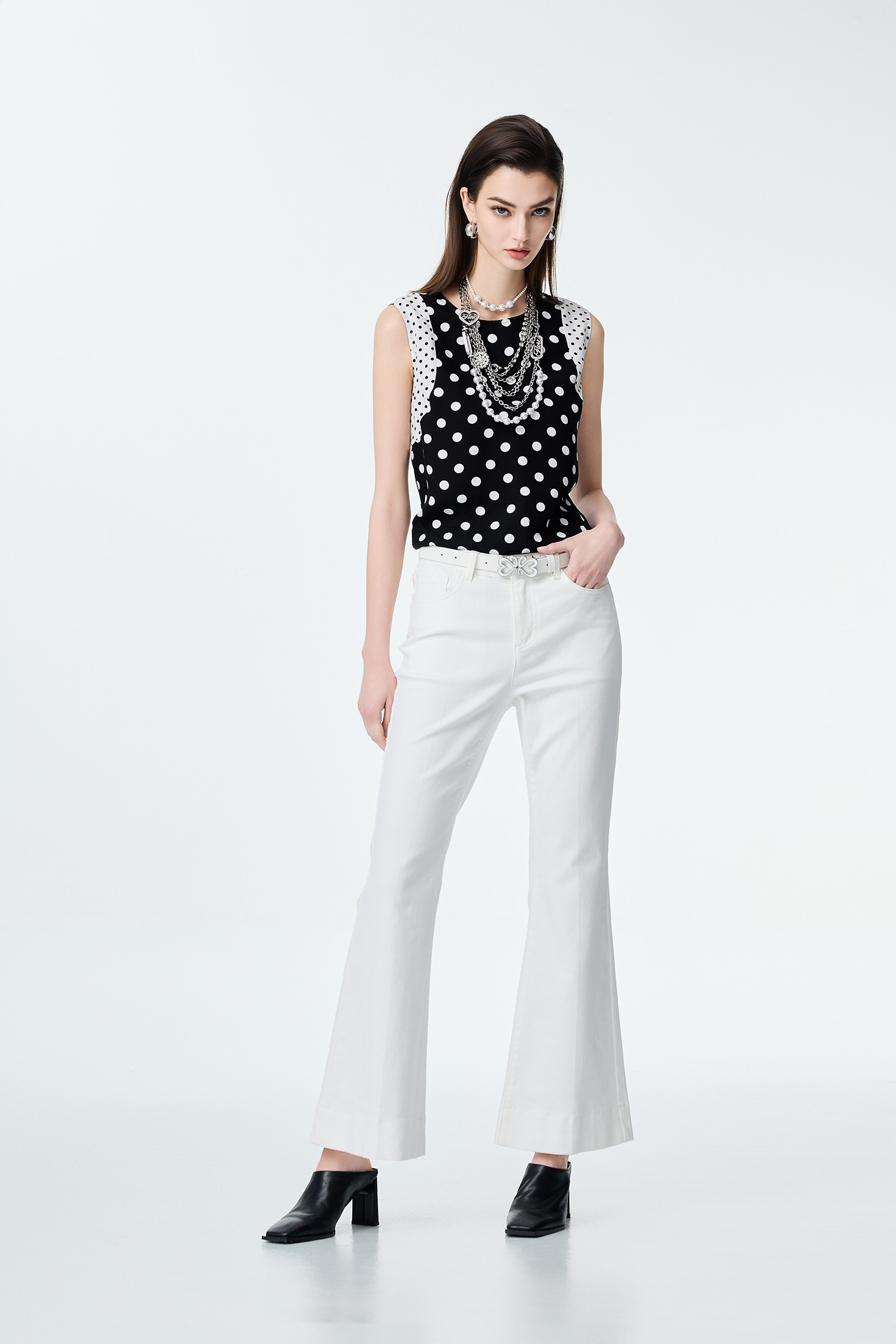 白色修身小喇叭牛仔褲白色修身小喇叭牛仔褲,上班OL穿搭,丹寧,喇叭褲,春夏穿搭,牛仔,牛仔褲,牛仔長褲,白色褲子,白色長褲,約會特輯,褲子,長褲