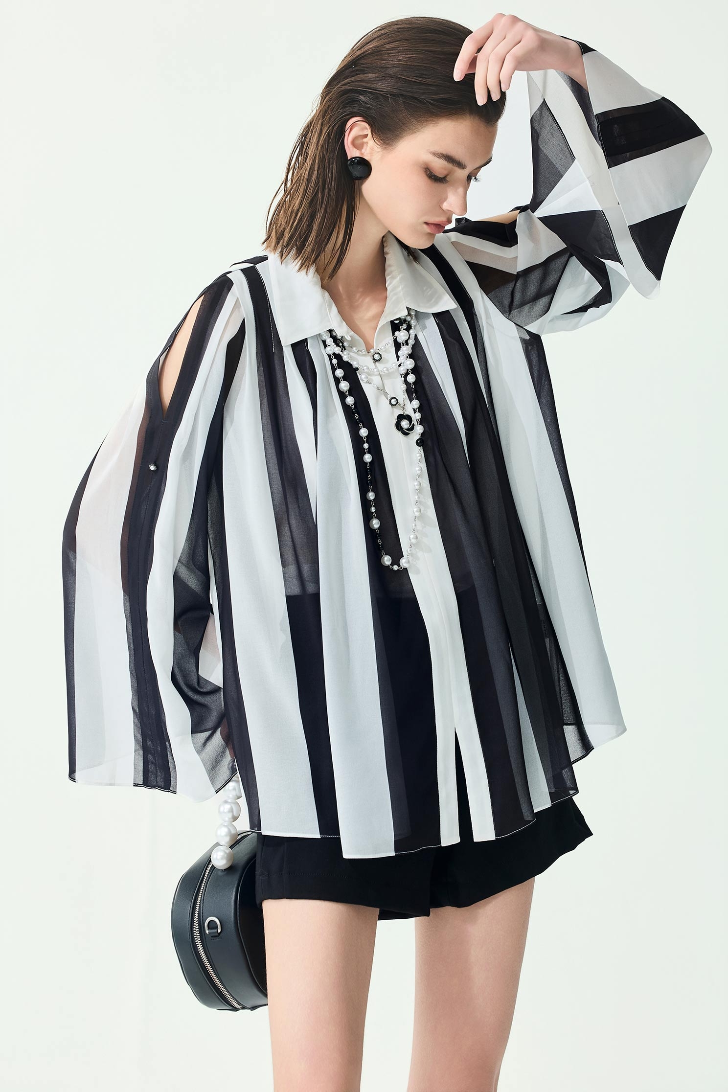 極致黑珍珠鏈飾羅馬布短褲極致黑珍珠鏈飾羅馬布短褲,上班OL穿搭,珍珠,短褲,秋冬穿搭,約會特輯