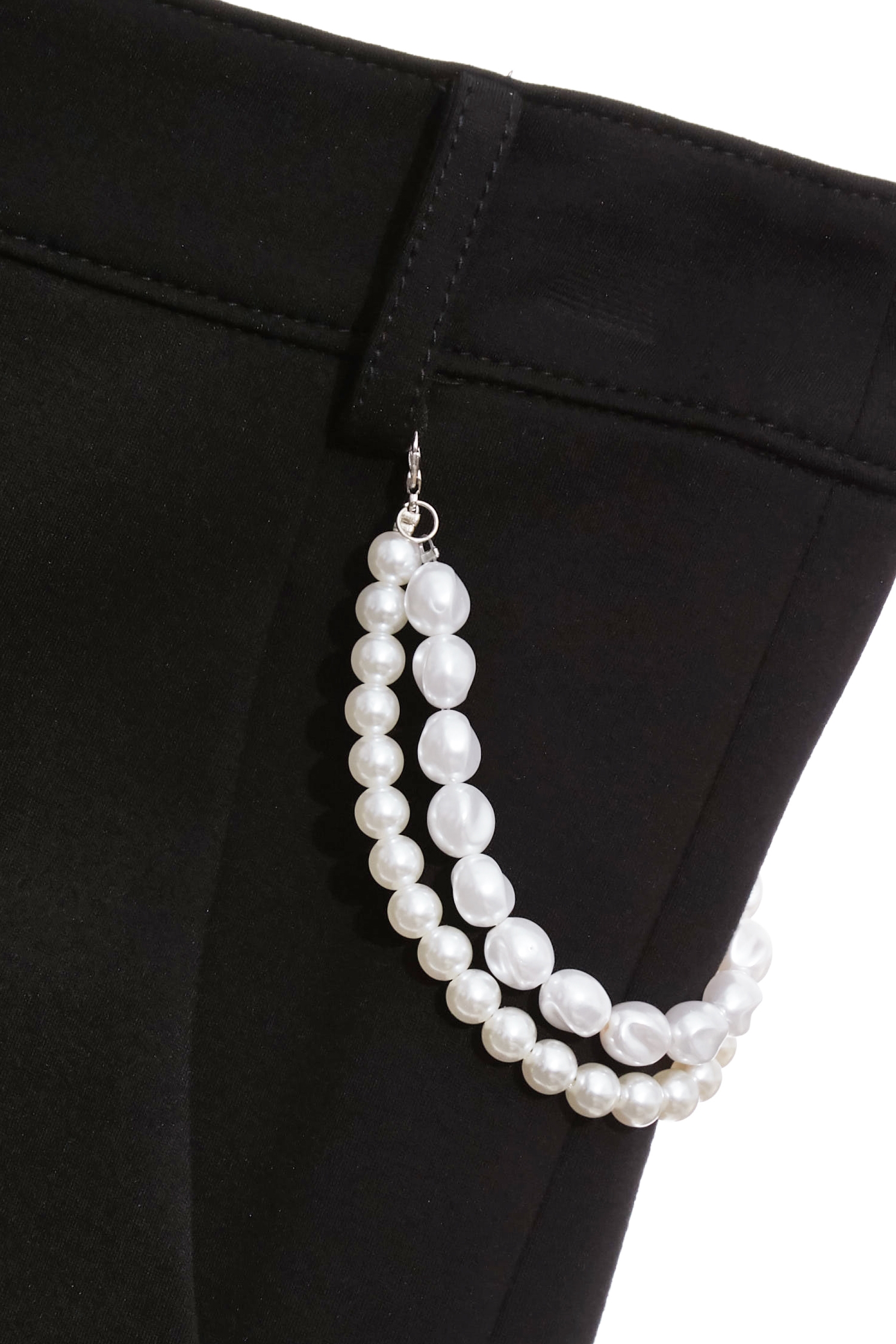 極致黑珍珠鏈飾羅馬布短褲極致黑珍珠鏈飾羅馬布短褲,上班OL穿搭,珍珠,短褲,秋冬穿搭,約會特輯