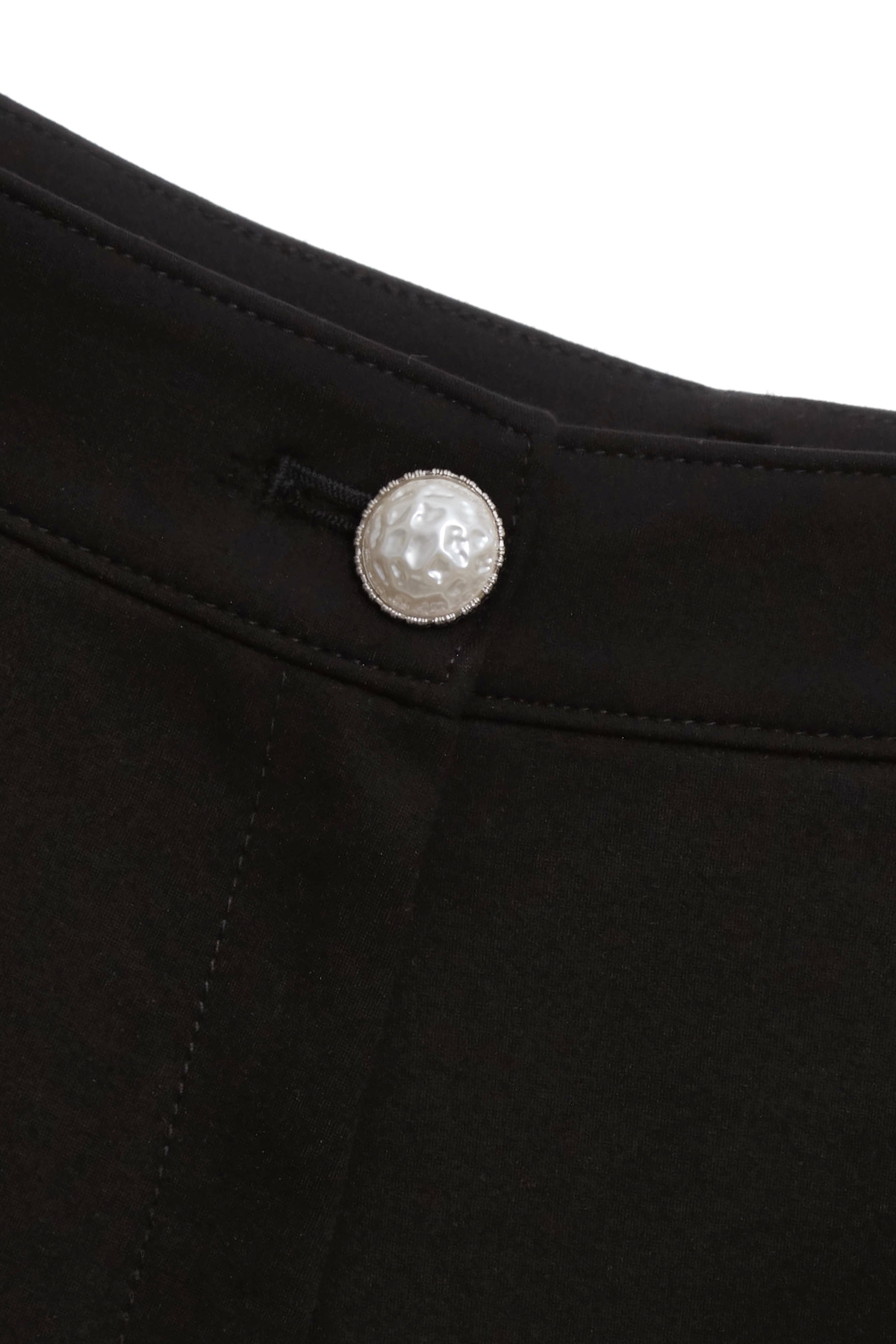 極致黑珍珠鏈飾羅馬布短褲極致黑珍珠鏈飾羅馬布短褲,上班OL穿搭,珍珠,短褲,秋冬穿搭,約會特輯