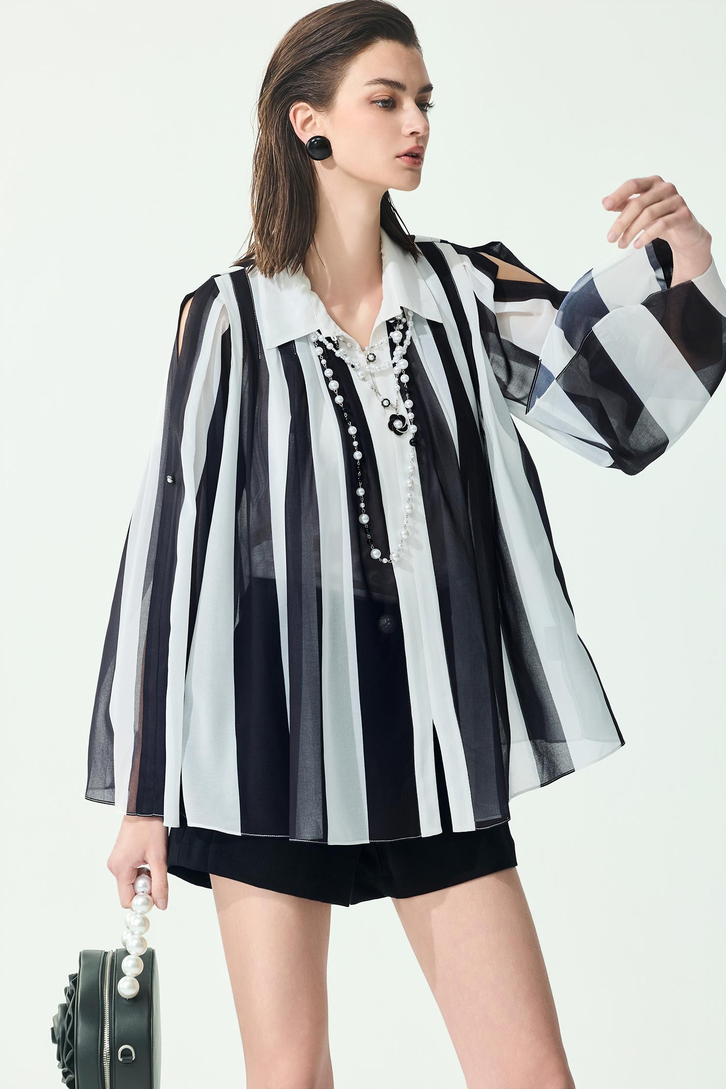 極致黑珍珠鏈飾羅馬布短褲極致黑珍珠鏈飾羅馬布短褲,上班OL穿搭,珍珠,短褲,秋冬穿搭,約會特輯