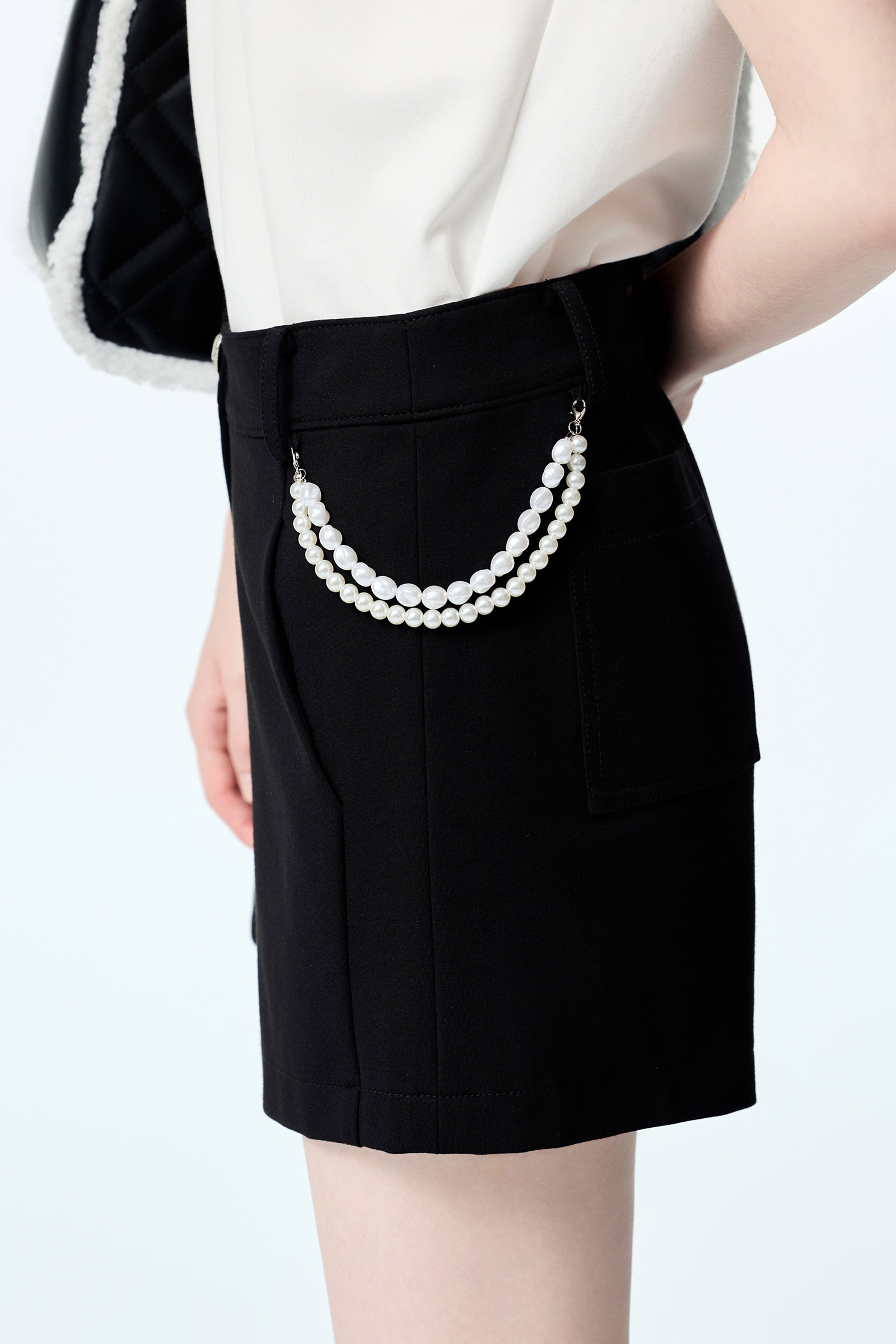 極致黑珍珠鏈飾羅馬布短褲極致黑珍珠鏈飾羅馬布短褲,上班OL穿搭,珍珠,短褲,秋冬穿搭,約會特輯