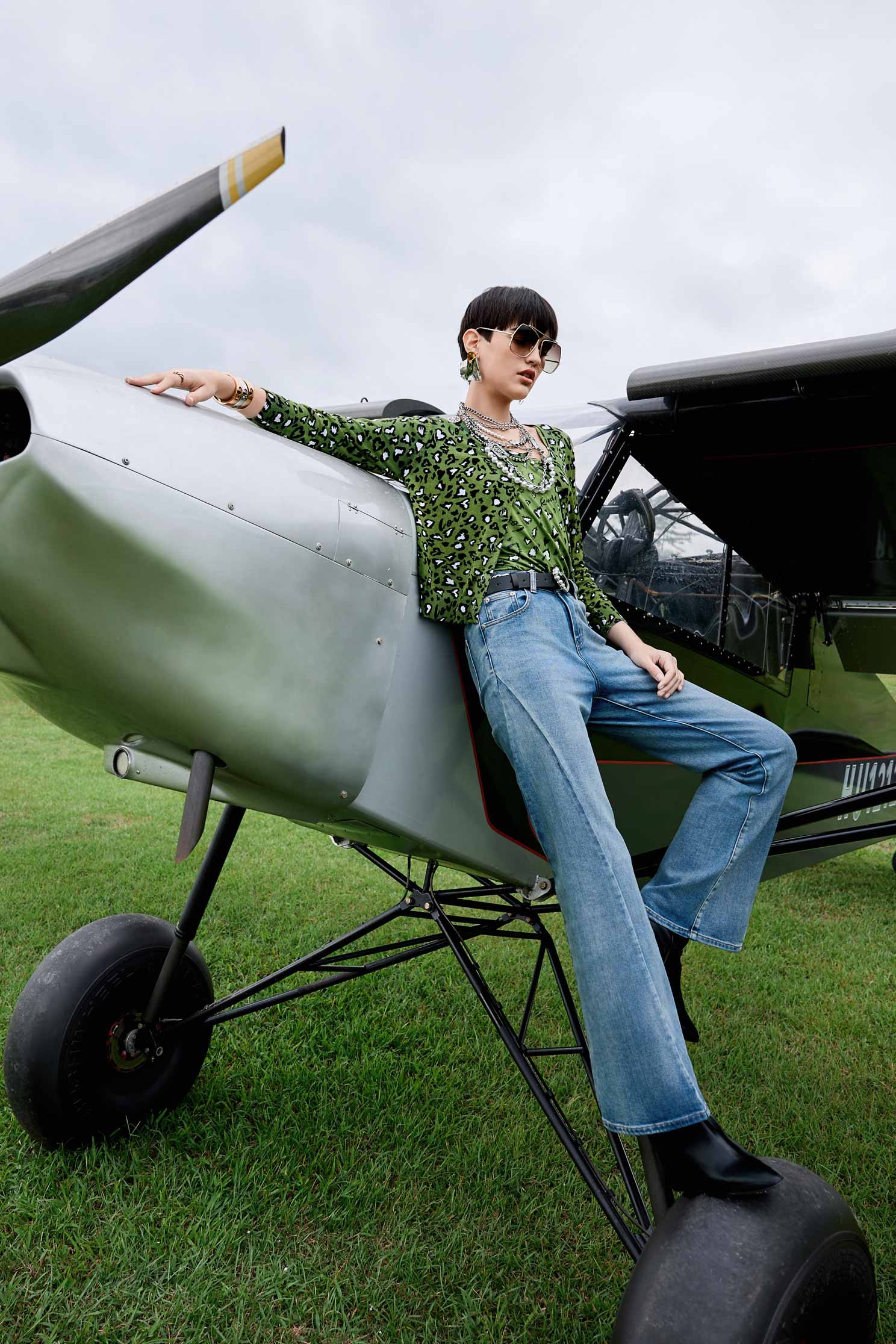 綴鍊飾合身直筒牛仔褲綴鍊飾合身直筒牛仔褲,上班OL穿搭,丹寧,牛仔,牛仔褲,秋冬穿搭,約會特輯