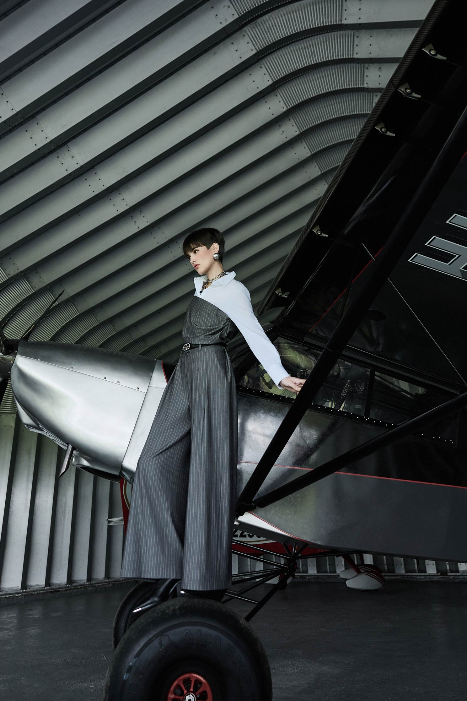 靜謐灰細條紋寬腿褲靜謐灰細條紋寬腿褲,上班OL穿搭,人氣商品,寬褲,時髦成套搭配,條紋,秋冬穿搭,腰帶,褲子