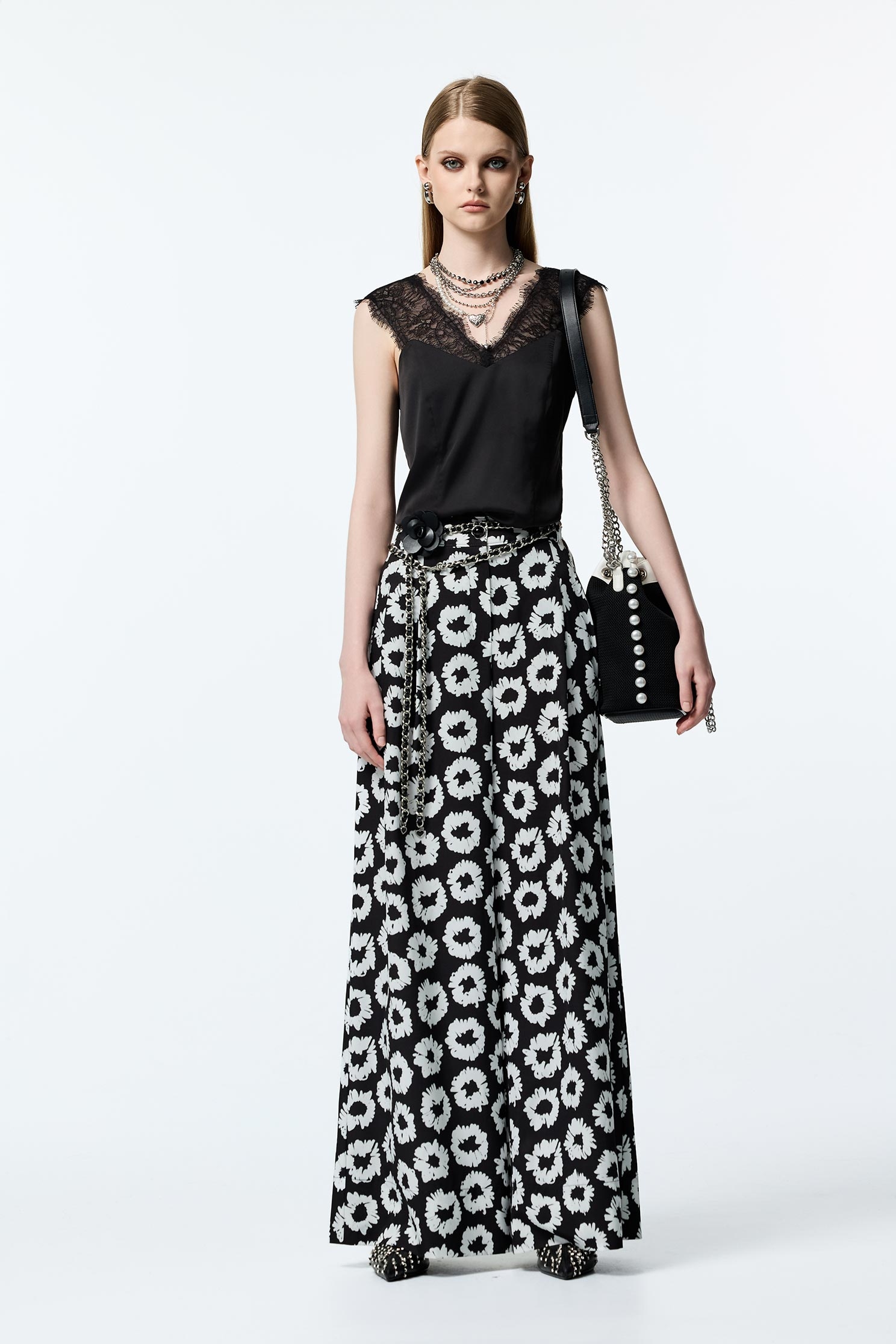 黑白手繪花打摺寬褲黑白手繪花打摺寬褲,寬褲,時髦成套搭配,秋冬穿搭,花花世界,褲子,黑色褲子,黑色長褲