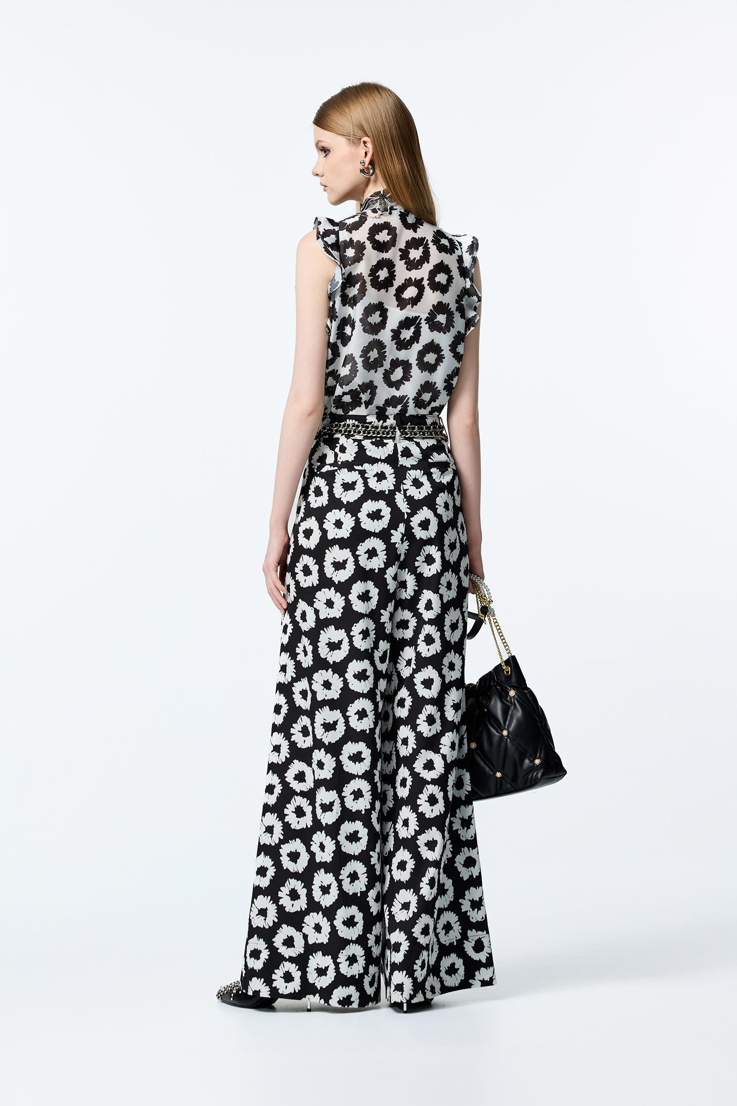 黑白手繪花打摺寬褲黑白手繪花打摺寬褲,寬褲,時髦成套搭配,秋冬穿搭,花花世界,褲子,黑色褲子,黑色長褲