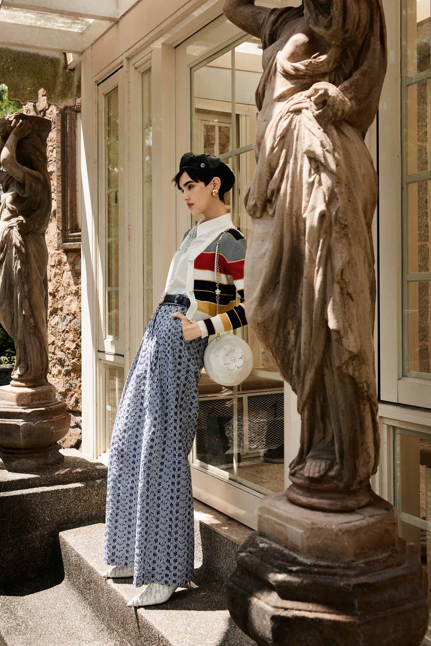 海軍藍花朵刺繡長褲海軍藍花朵刺繡長褲,上班OL穿搭,刺繡,寬褲,時髦成套搭配,條紋,秋冬穿搭,花花世界,褲子,長褲