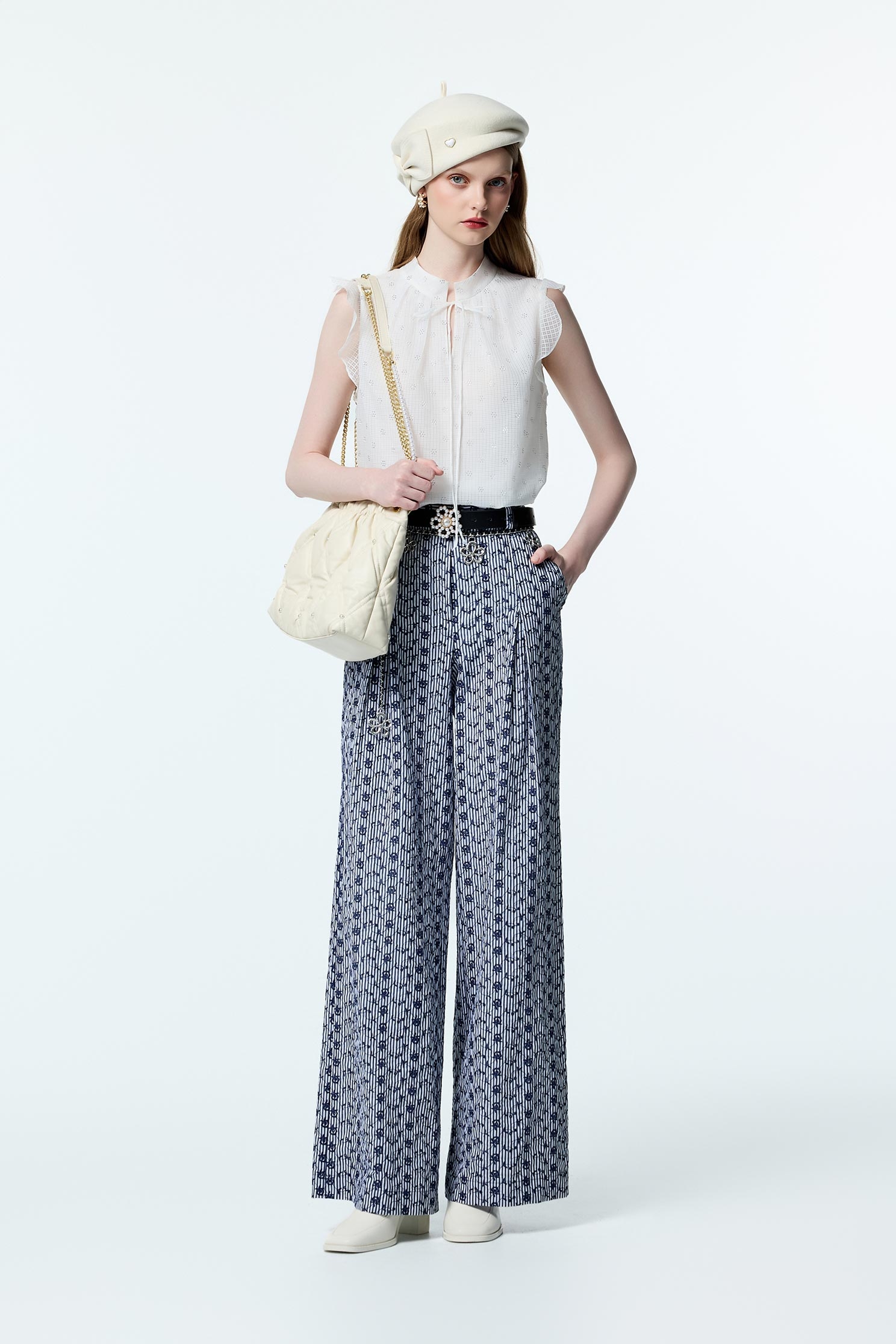 海軍藍花朵刺繡長褲海軍藍花朵刺繡長褲,上班OL穿搭,刺繡,寬褲,時髦成套搭配,條紋,秋冬穿搭,花花世界,褲子,長褲