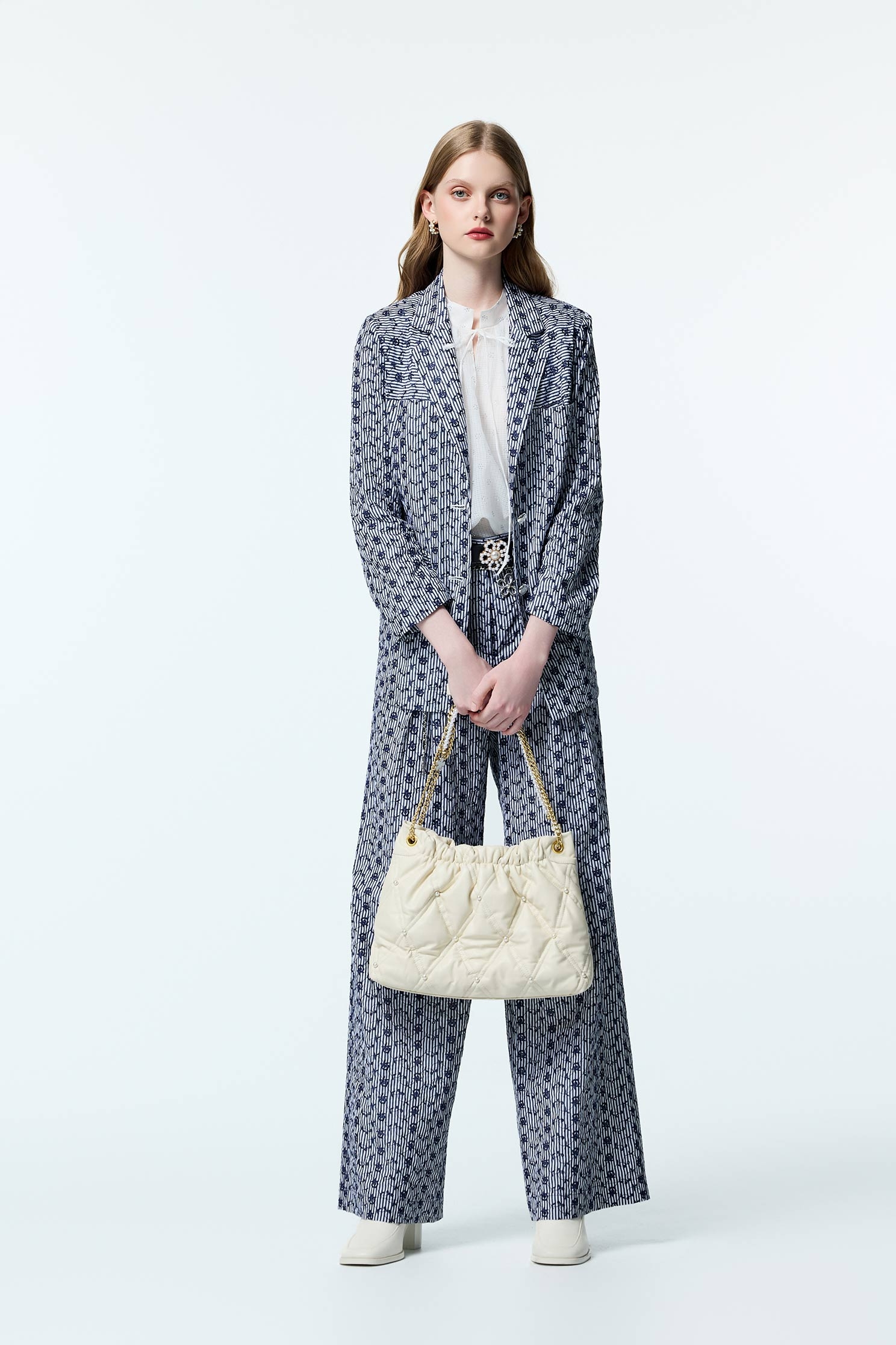 海軍藍花朵刺繡長褲海軍藍花朵刺繡長褲,上班OL穿搭,刺繡,寬褲,時髦成套搭配,條紋,秋冬穿搭,花花世界,褲子,長褲