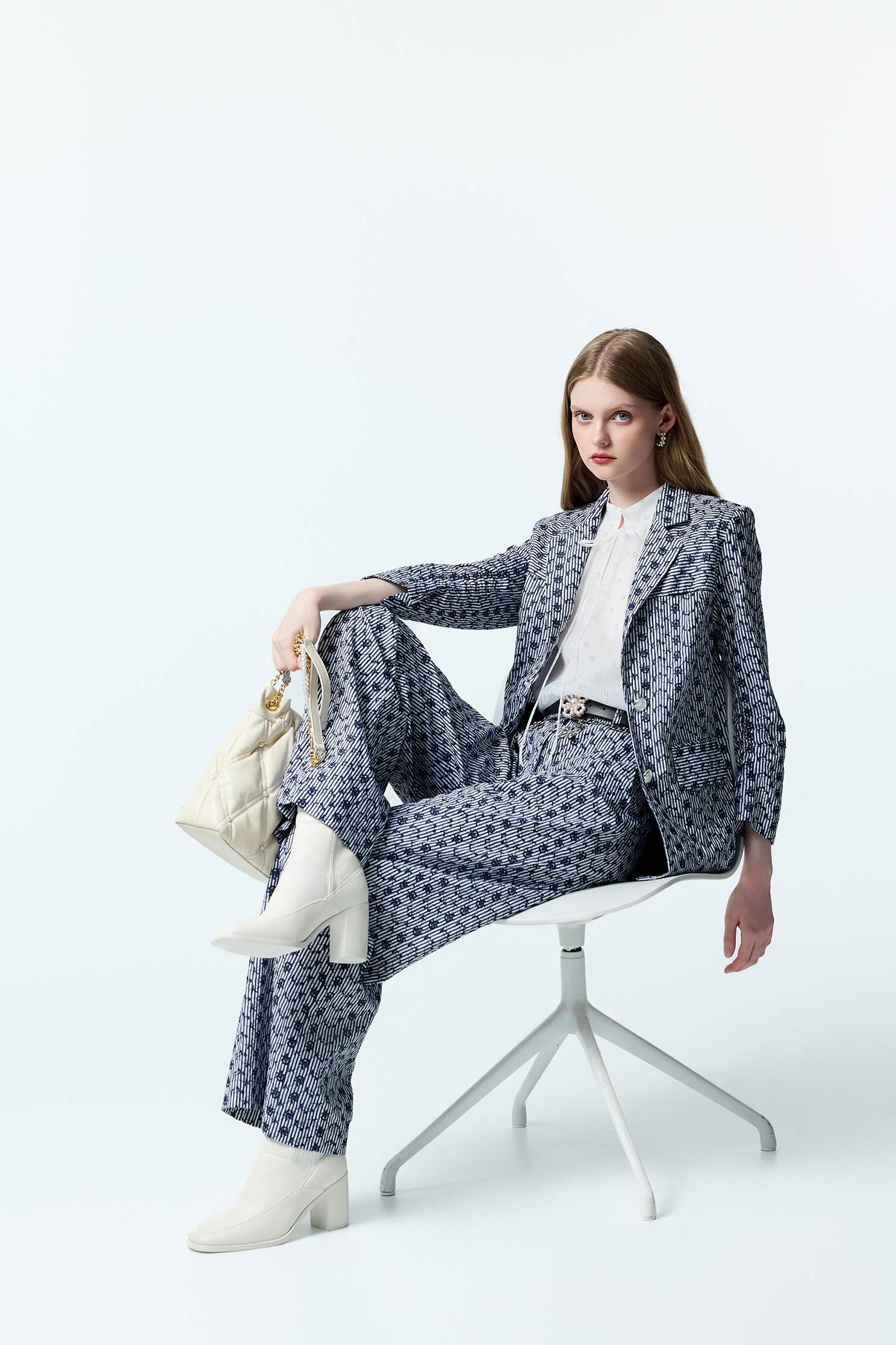 海軍藍花朵刺繡長褲海軍藍花朵刺繡長褲,上班OL穿搭,刺繡,寬褲,時髦成套搭配,條紋,秋冬穿搭,花花世界,褲子,長褲