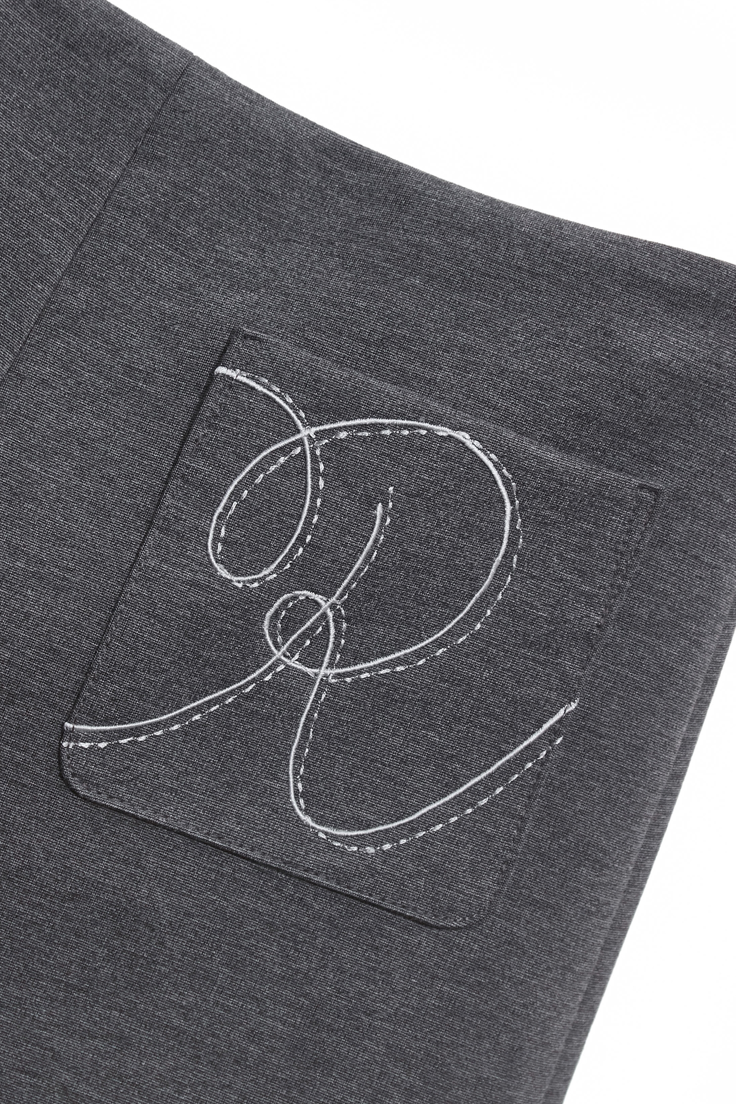 字母重影造型刺繡短褲字母重影造型刺繡短褲,上班OL穿搭,刺繡,短褲,秋冬穿搭,約會特輯