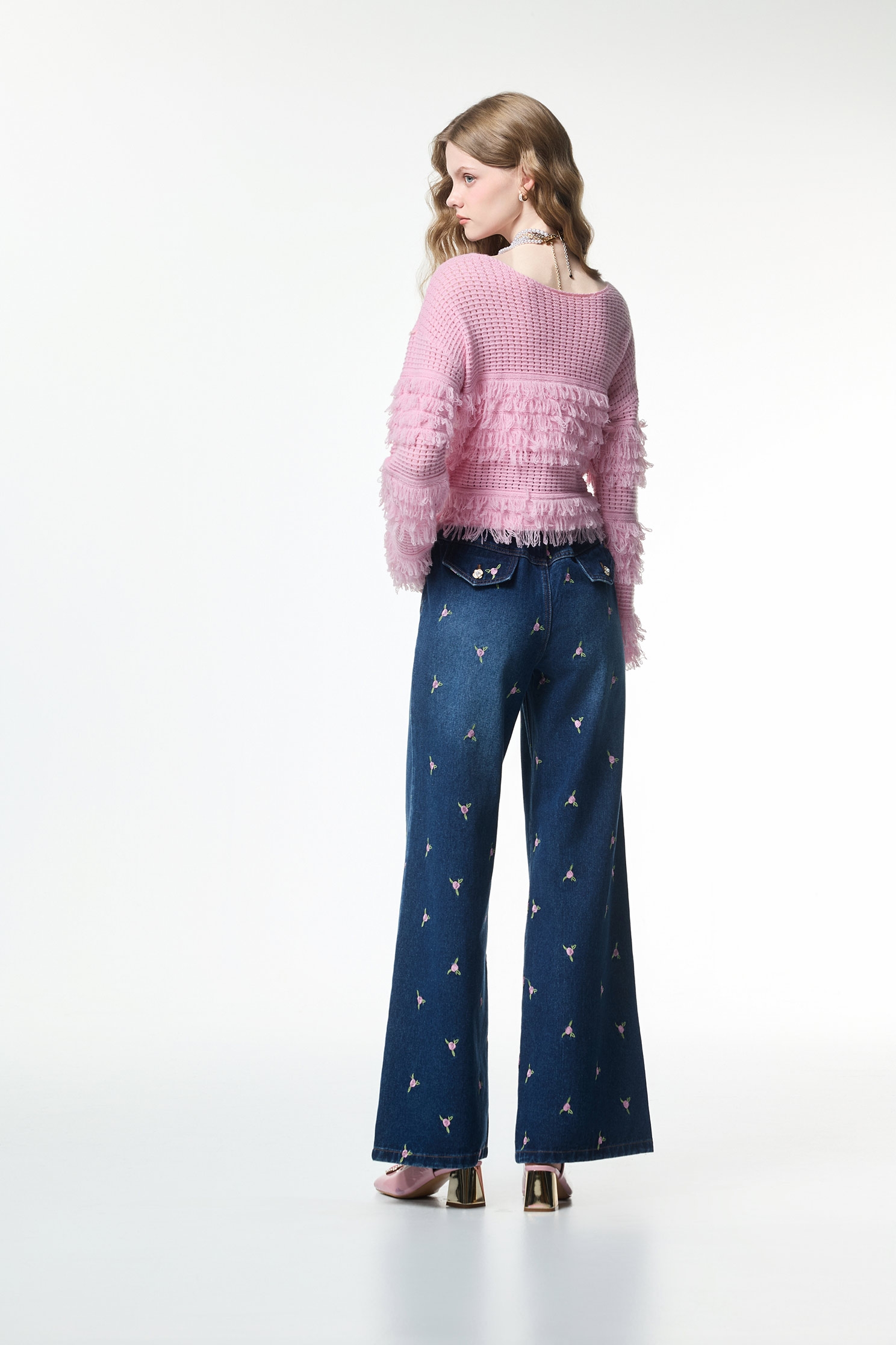 玫瑰石英粉花朵刺繡牛仔褲玫瑰石英粉花朵刺繡牛仔褲,上班OL穿搭,丹寧,刺繡,牛仔,牛仔褲,秋冬穿搭,約會特輯,花花世界