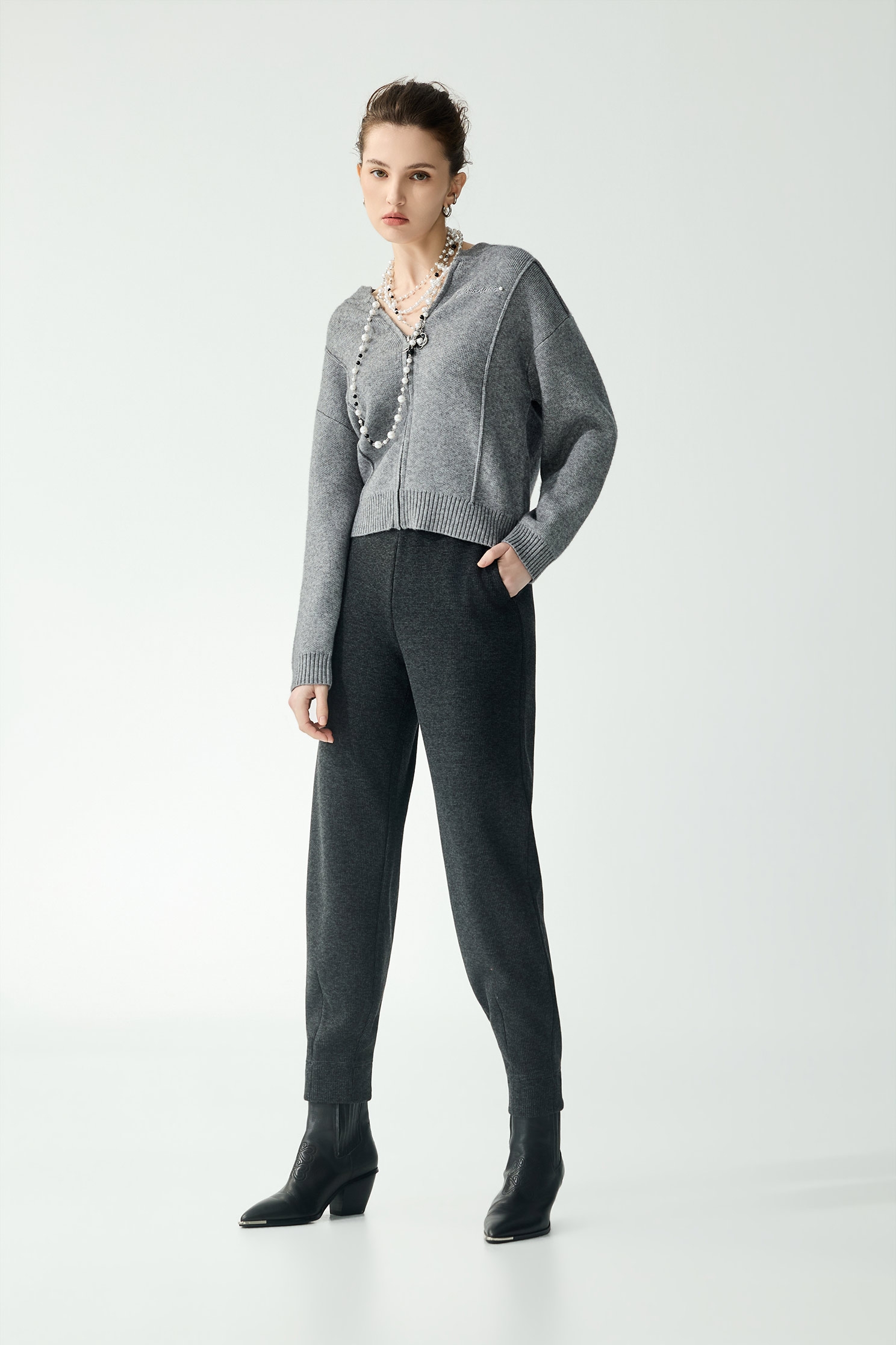 小香風珠鏈條錐形褲小香風珠鏈條錐形褲,小香風,春夏穿搭,珍珠,皮革,褲子