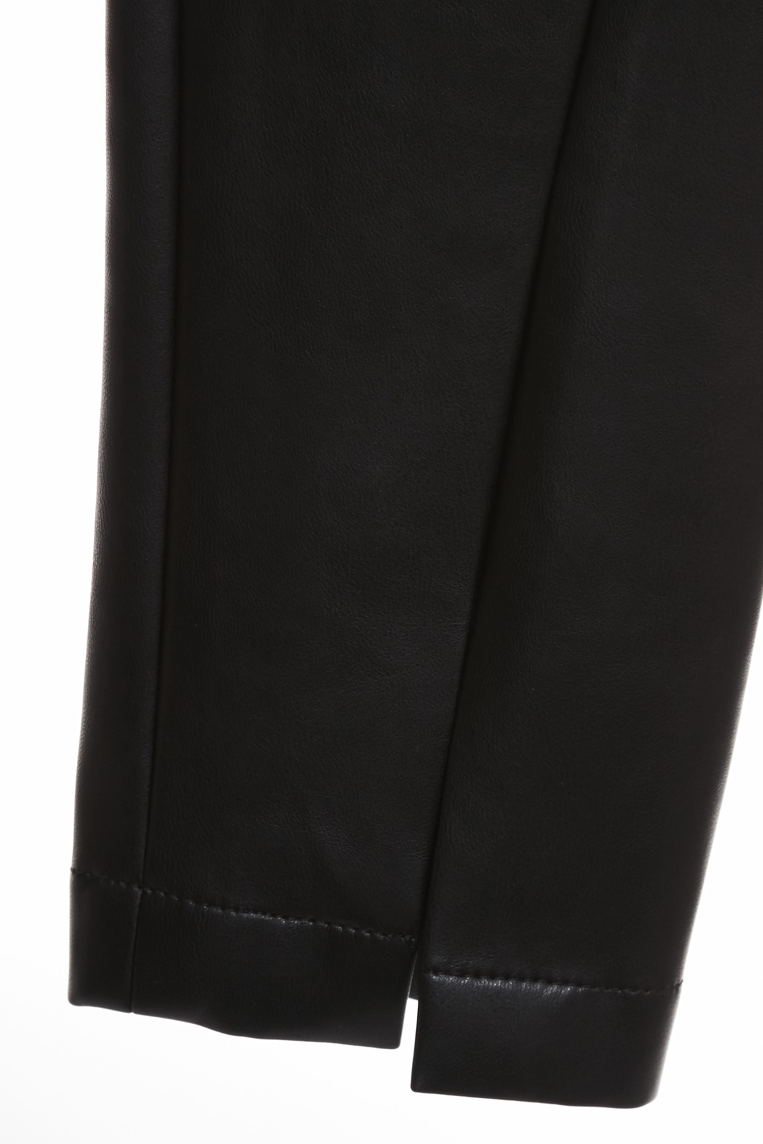 下擺開岔仿皮合身褲下擺開岔仿皮合身褲,皮革,秋冬穿搭,窄管褲,褲子,黑色褲子,黑色長褲