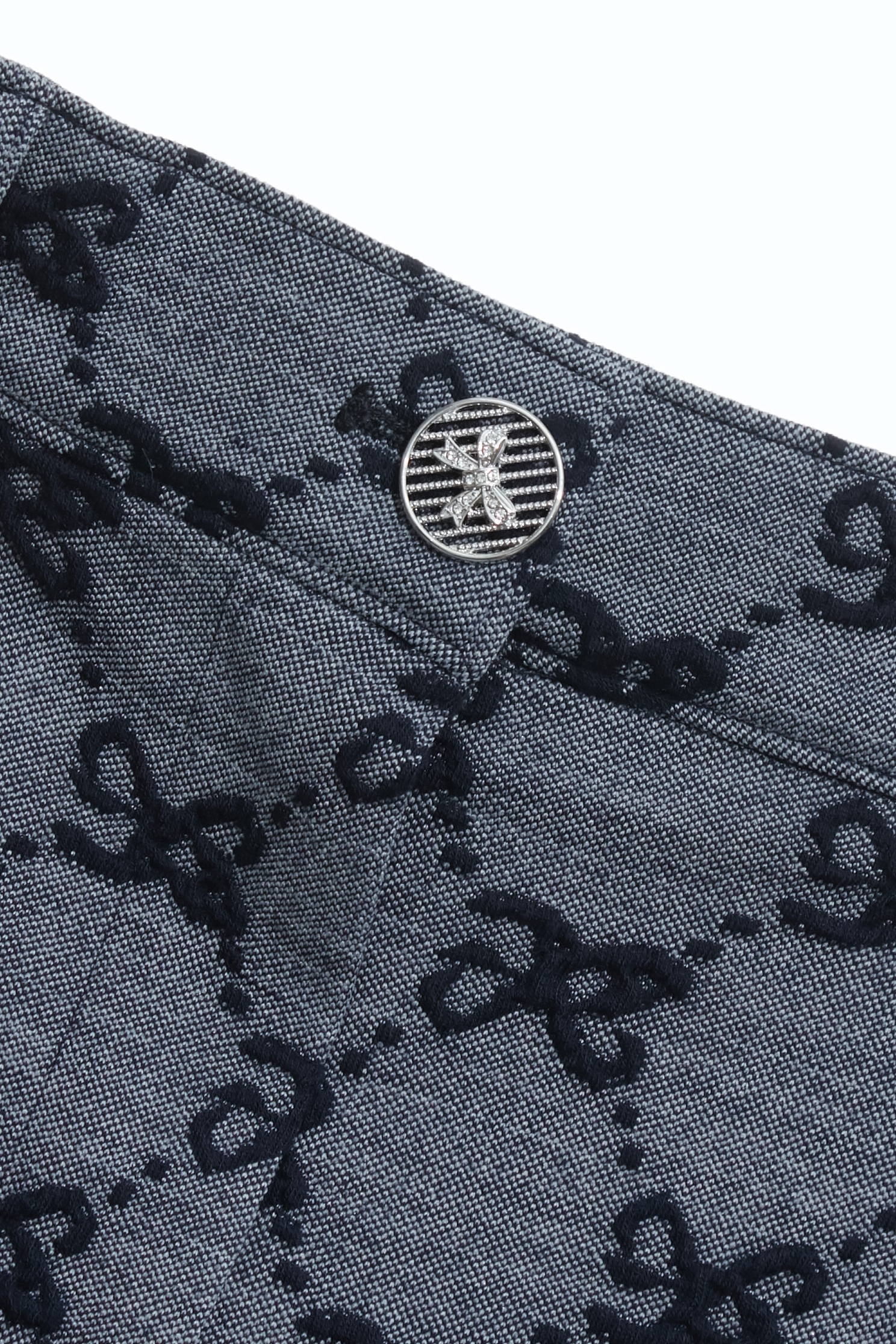 立體蝴蝶結紋理短褲立體蝴蝶結紋理短褲,上班OL穿搭,時髦成套搭配,短褲,秋冬穿搭,約會特輯,蝴蝶結,褲裙