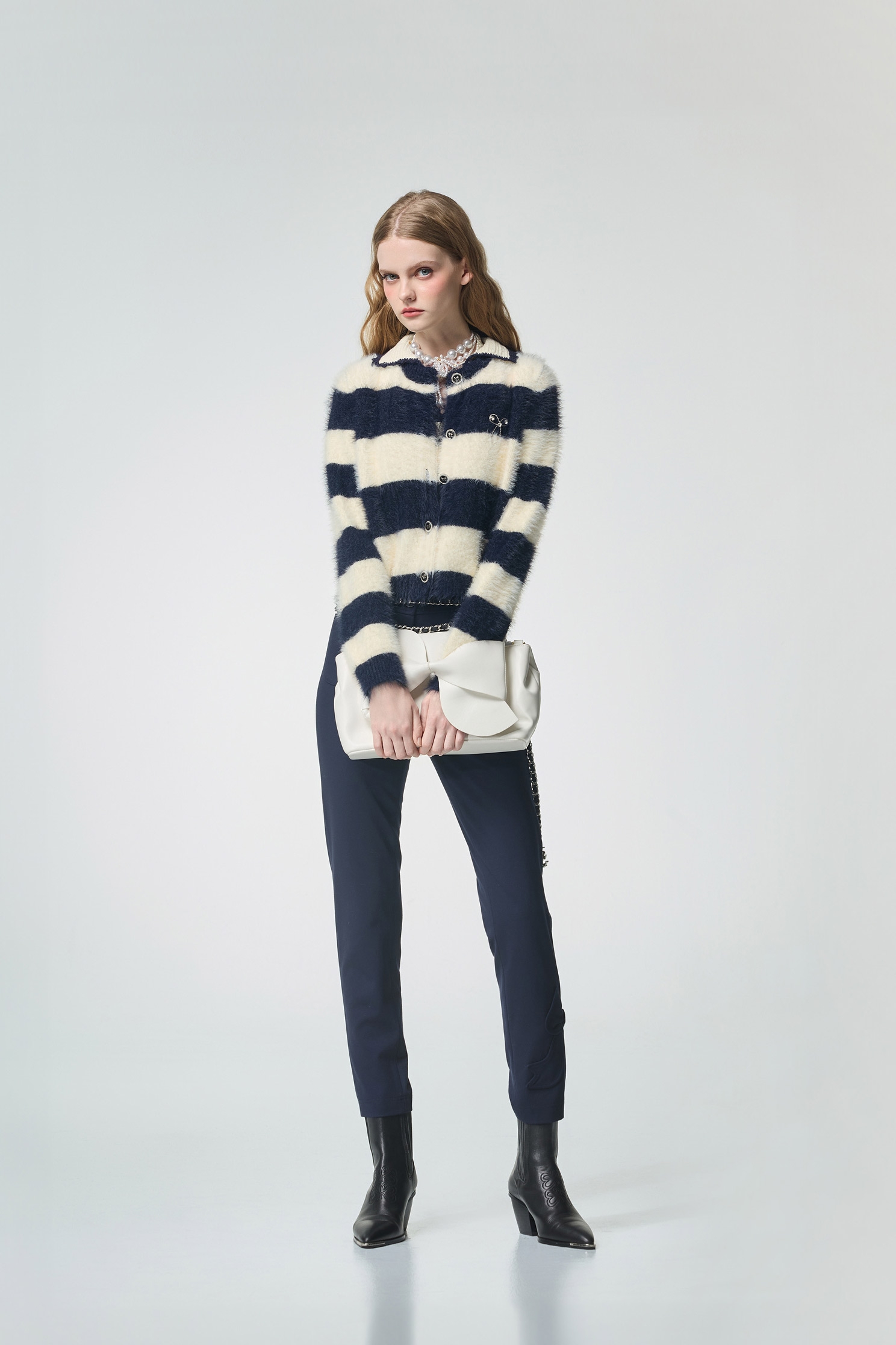 濃厚靛藍蝴蝶結造型長褲濃厚靛藍蝴蝶結造型長褲,上班OL穿搭,秋冬穿搭,窄管褲,簡約穿搭,蝴蝶結,褲子,長褲