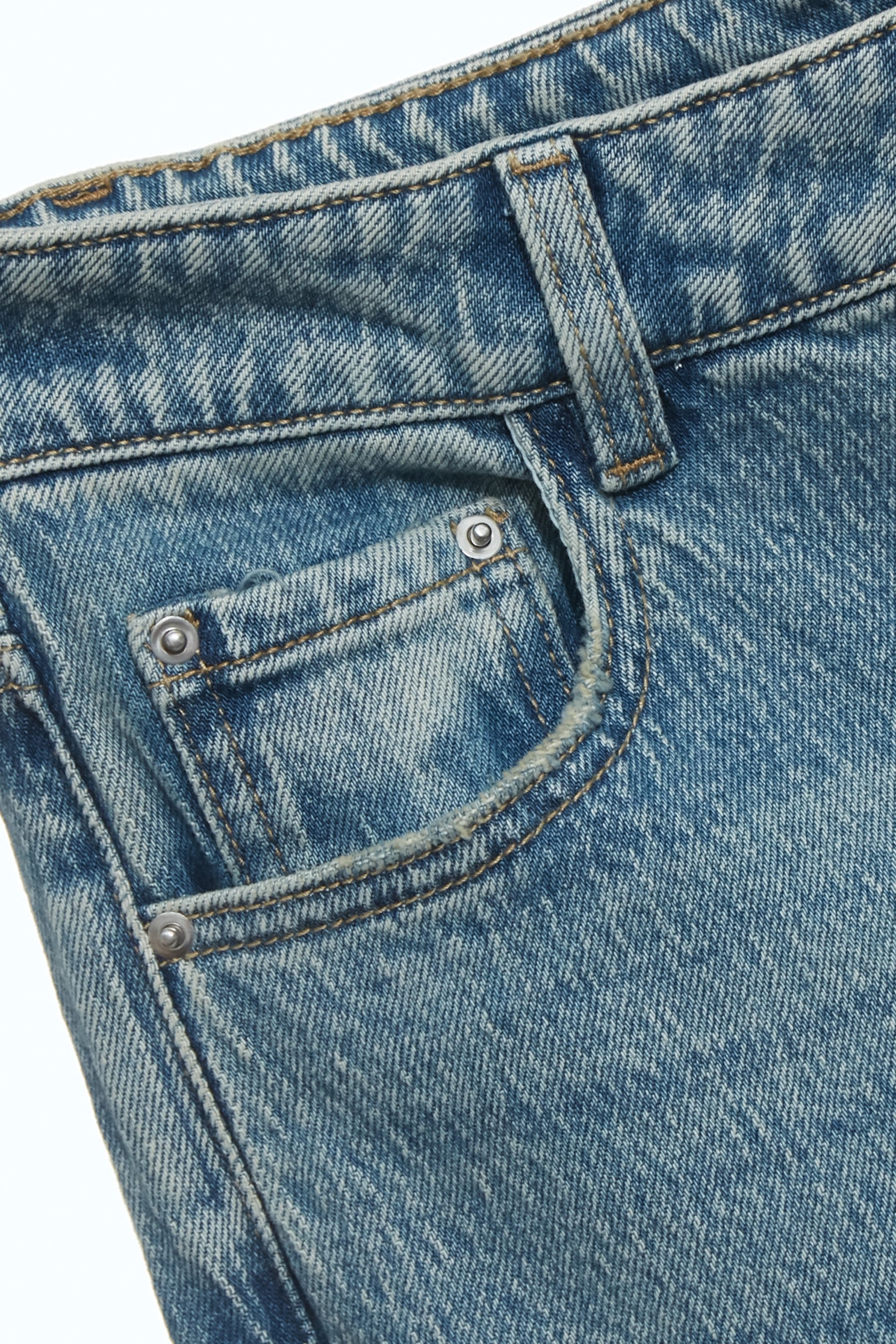 愛心刺繡造型口袋牛仔褲愛心刺繡造型口袋牛仔褲,上班OL穿搭,丹寧,人氣商品,刺繡,牛仔,牛仔褲,秋冬穿搭,約會特輯,蝴蝶結