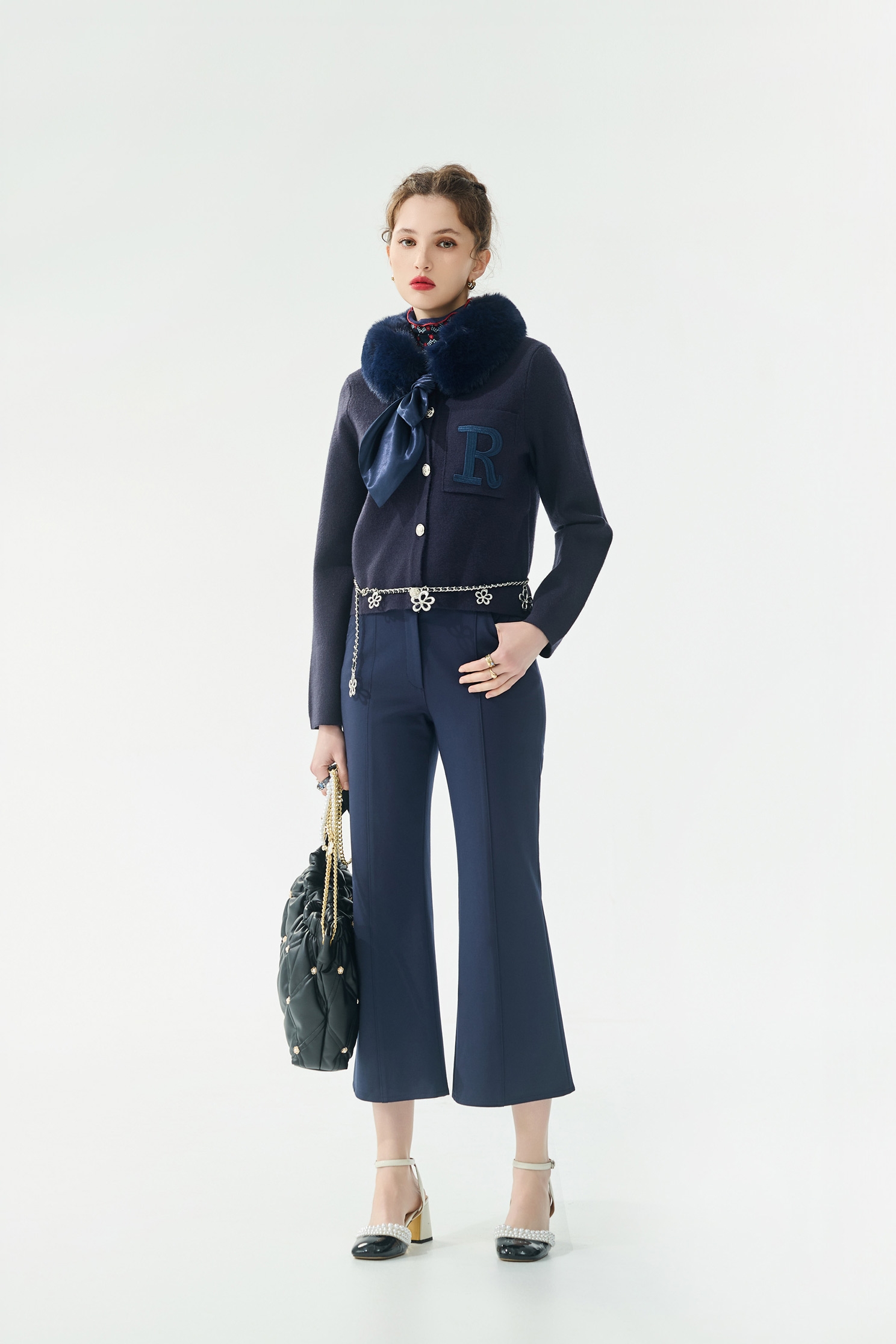 口袋刺繡花朵直筒褲口袋刺繡花朵直筒褲,上班OL穿搭,刺繡,寬褲,秋冬穿搭,約會特輯,繡花,花花世界,褲子