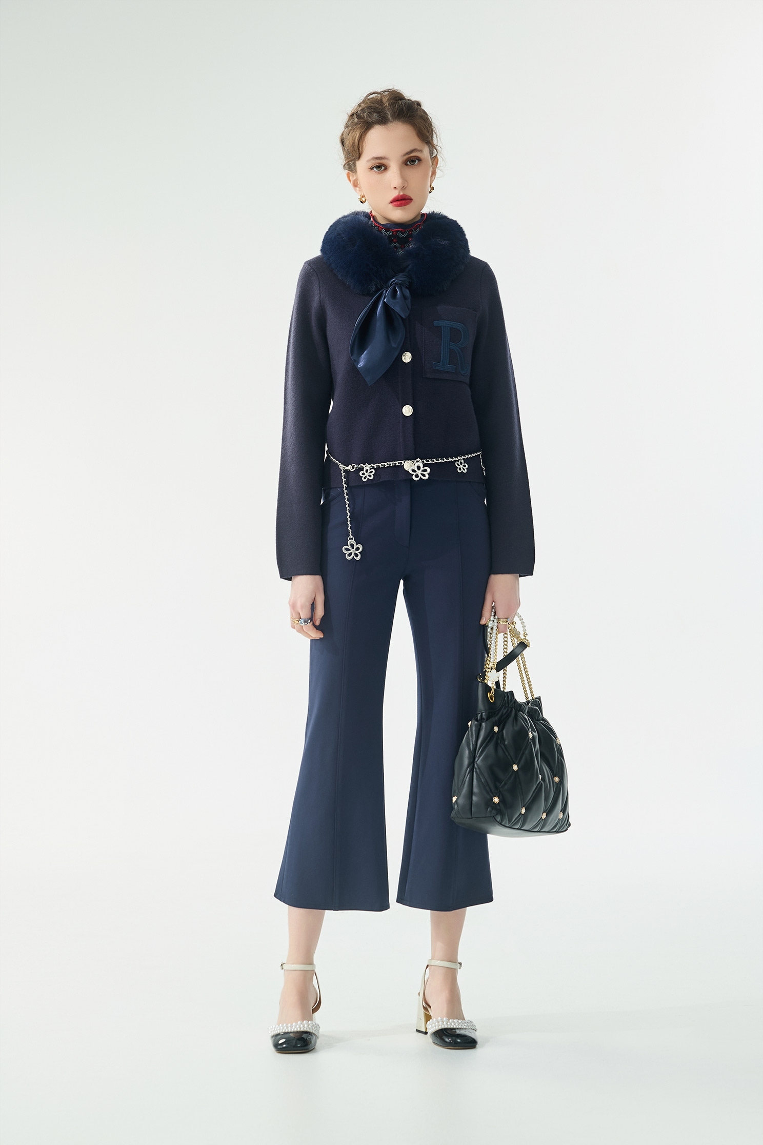 口袋刺繡花朵直筒褲口袋刺繡花朵直筒褲,上班OL穿搭,刺繡,寬褲,秋冬穿搭,約會特輯,繡花,花花世界,褲子