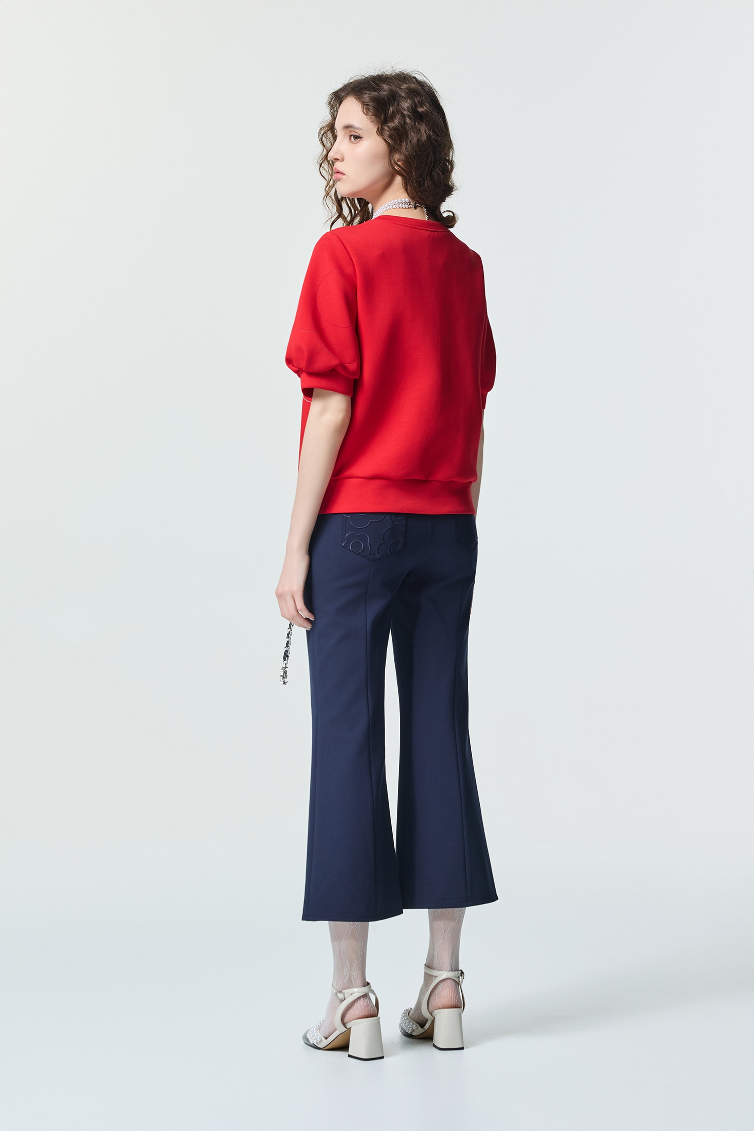 口袋刺繡花朵直筒褲口袋刺繡花朵直筒褲,上班OL穿搭,刺繡,寬褲,秋冬穿搭,約會特輯,繡花,花花世界,褲子