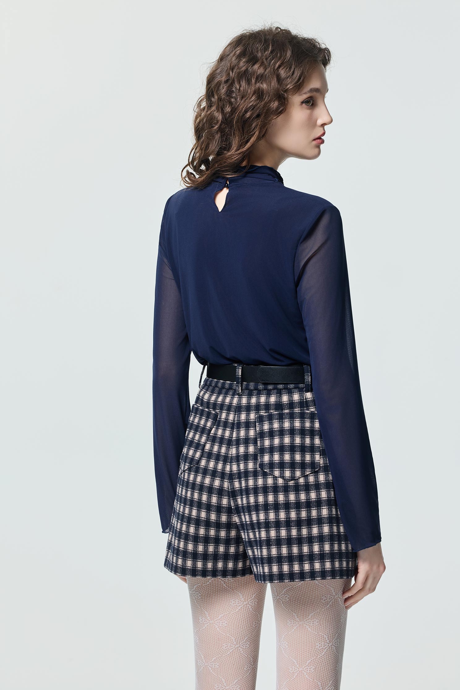 海軍藍閃光格紋短褲海軍藍閃光格紋短褲,上班OL穿搭,人氣商品,春夏穿搭,時髦成套搭配,格紋,短褲,約會特輯