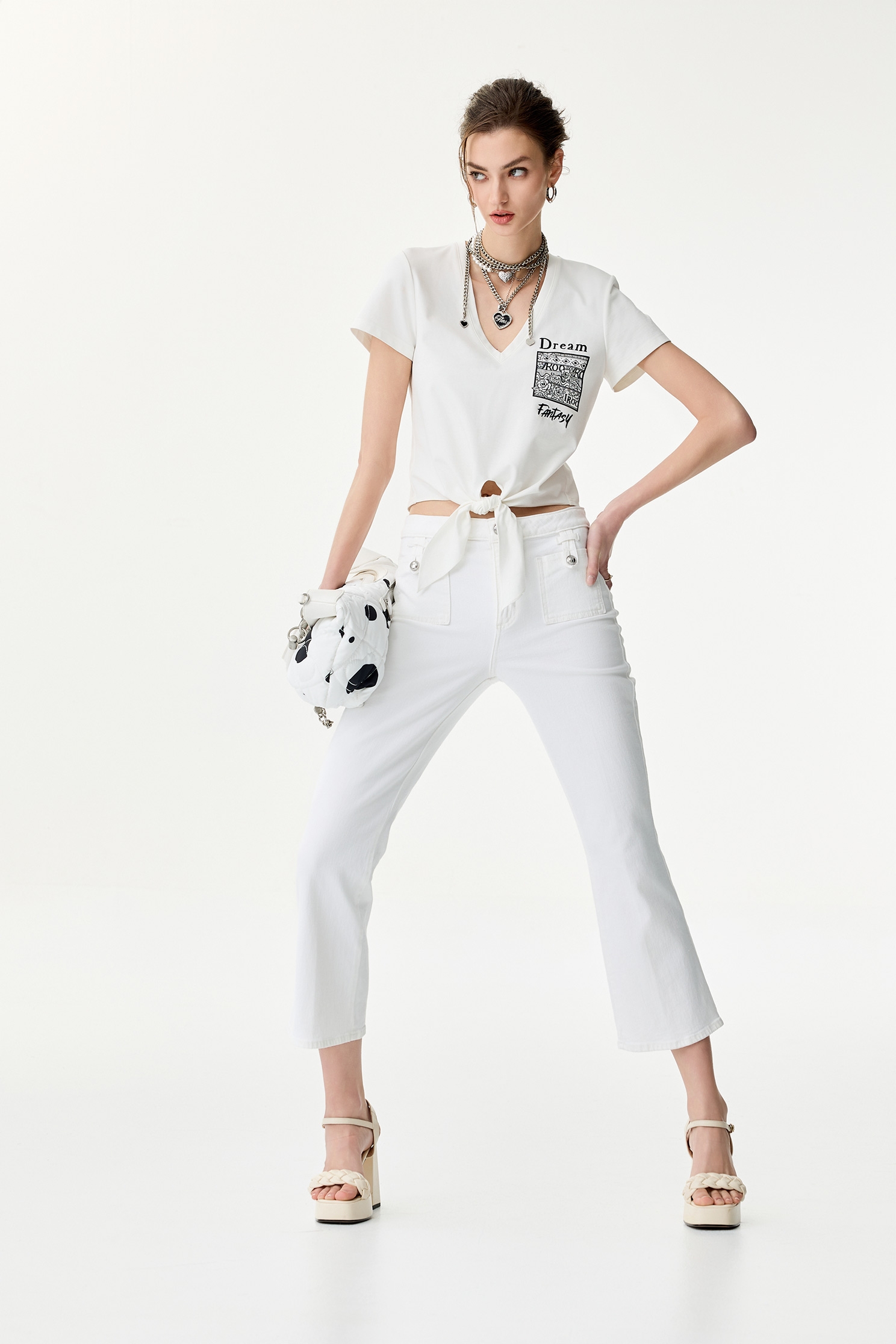 白色單寧八分微喇叭褲白色單寧八分微喇叭褲,上班OL穿搭,丹寧,喇叭褲,春夏穿搭,牛仔褲,白色褲子,褲子