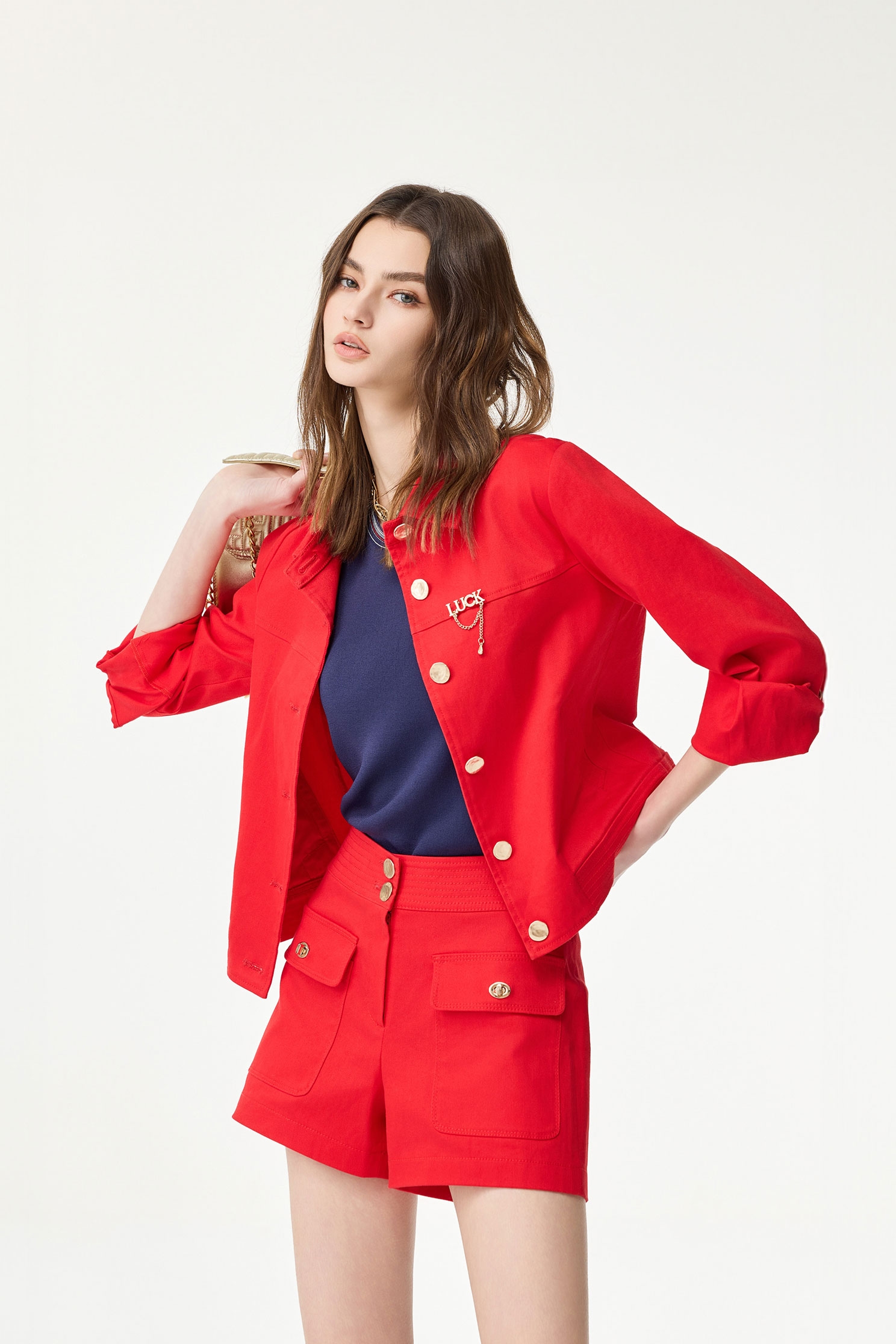 個性紅金屬扭轉釦短褲個性紅金屬扭轉釦短褲,春夏穿搭,時髦成套搭配,牛仔,牛仔短褲,短褲